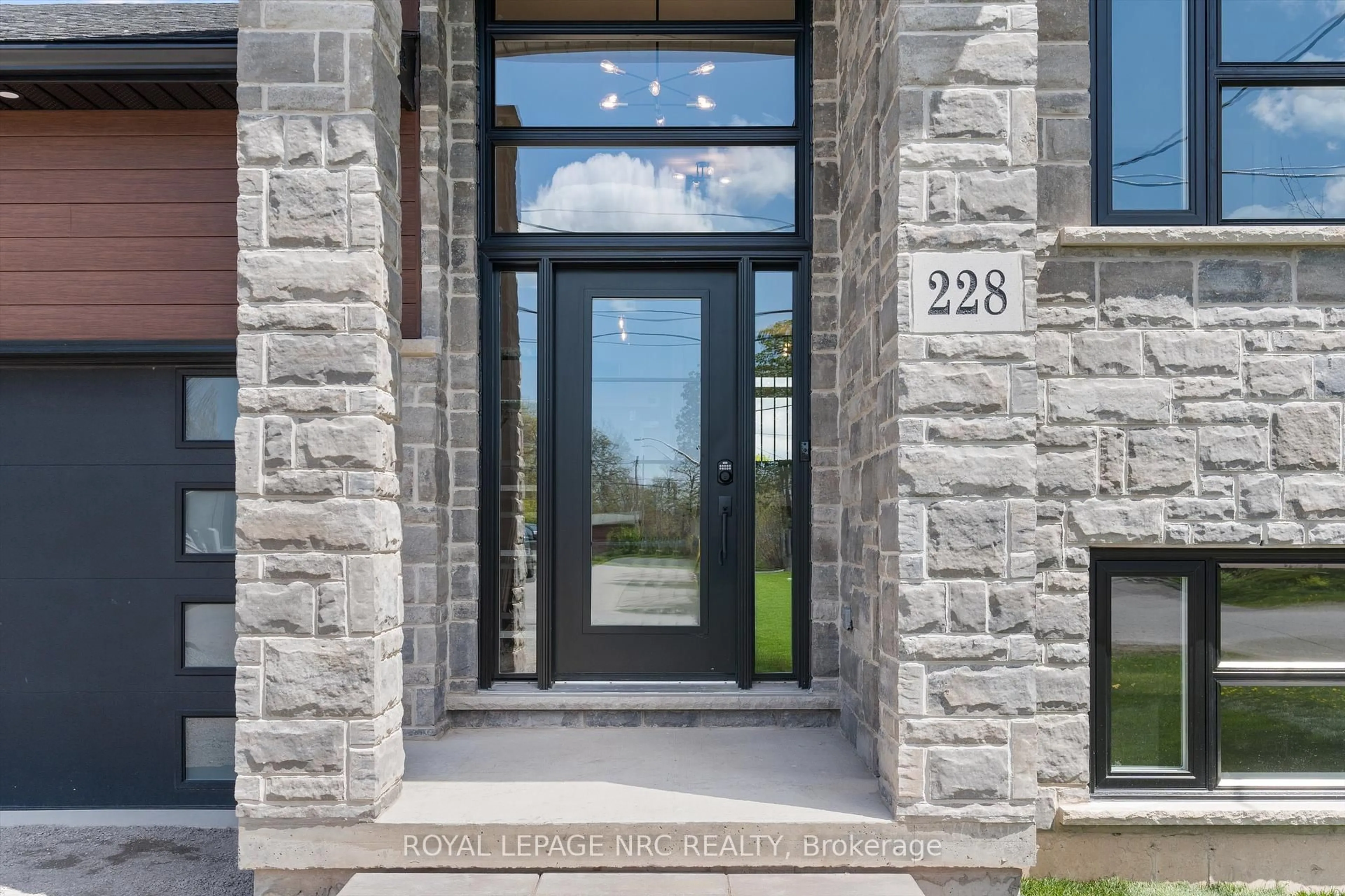 Indoor entryway for 228 Knoll St, Port Colborne Ontario L3K 5B6