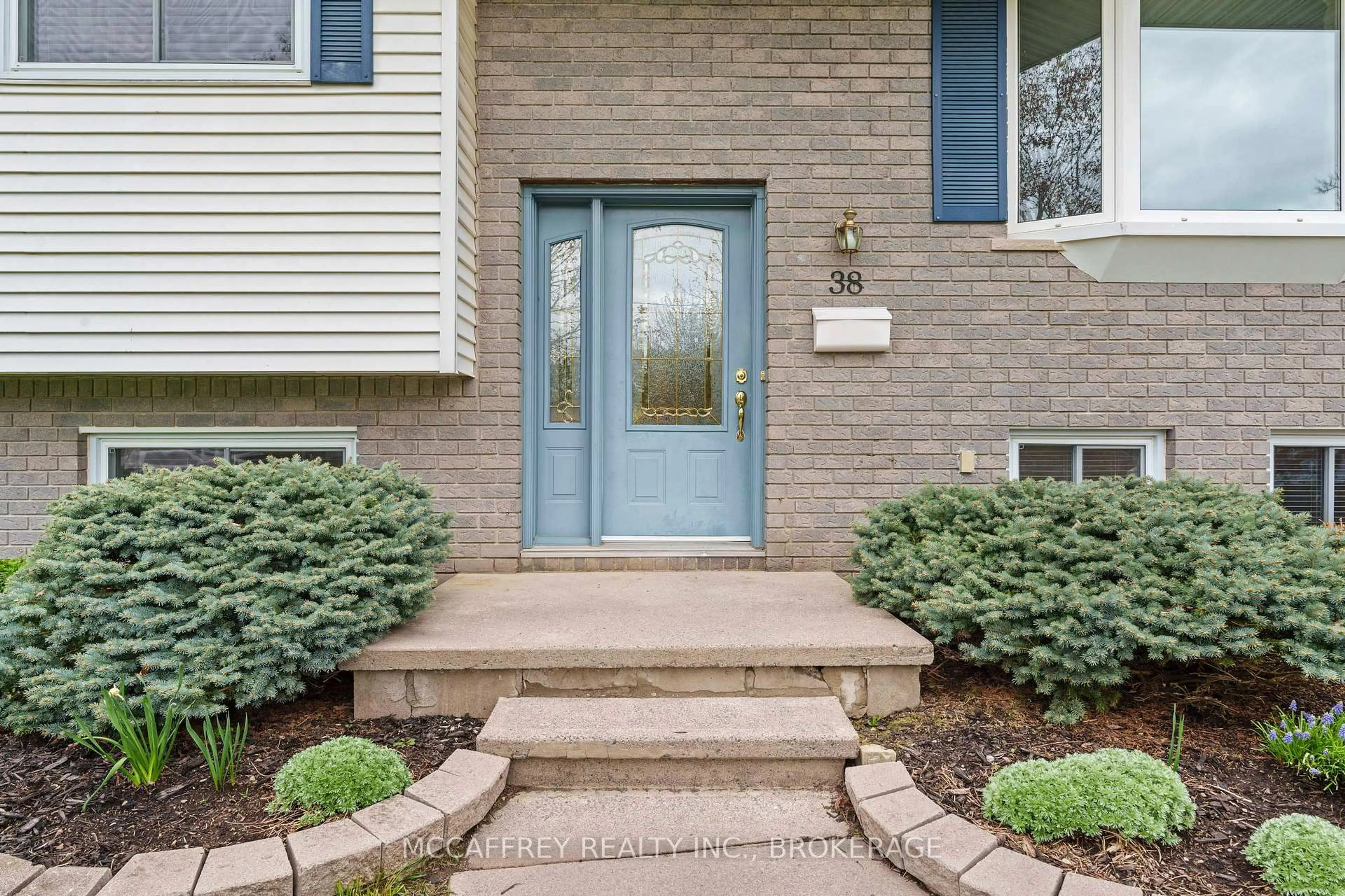 Indoor entryway for 38 Alfred St, Greater Napanee Ontario K7R 3J1