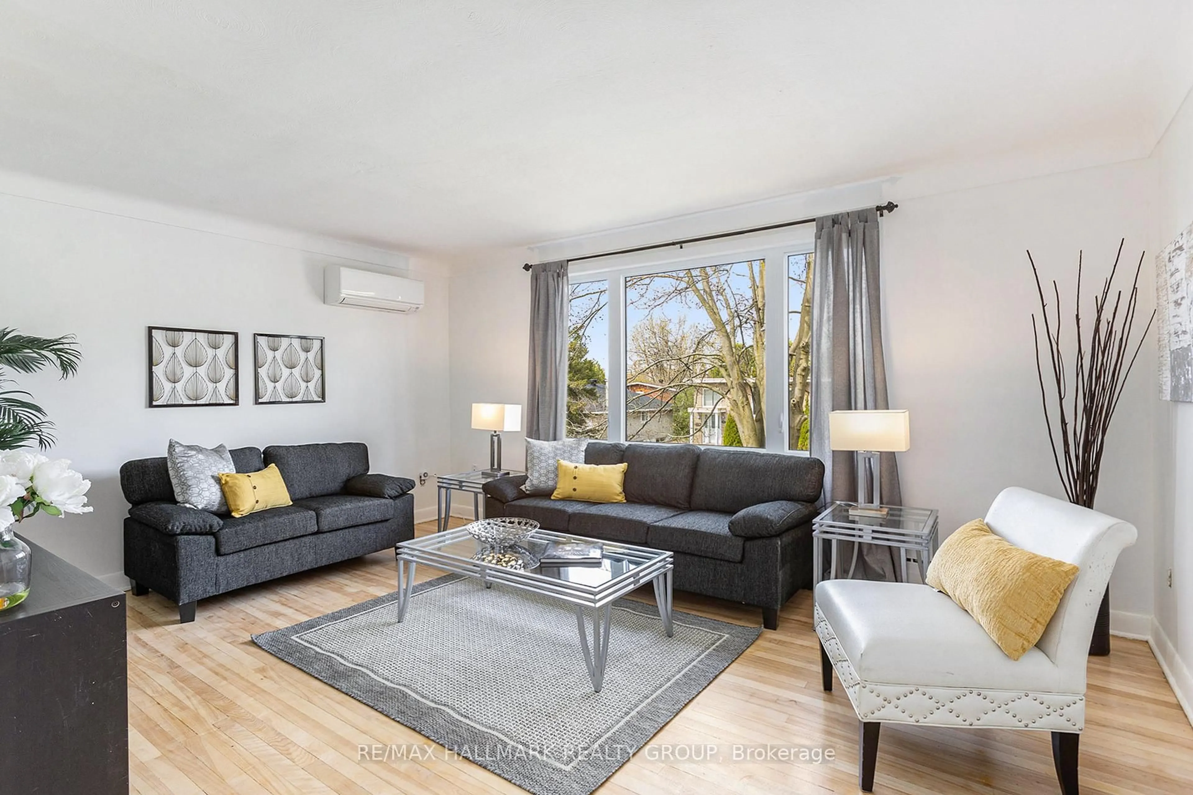 Living room with furniture, wood/laminate floor for 143 Granville St, Ottawa Ontario K1L 6Y3