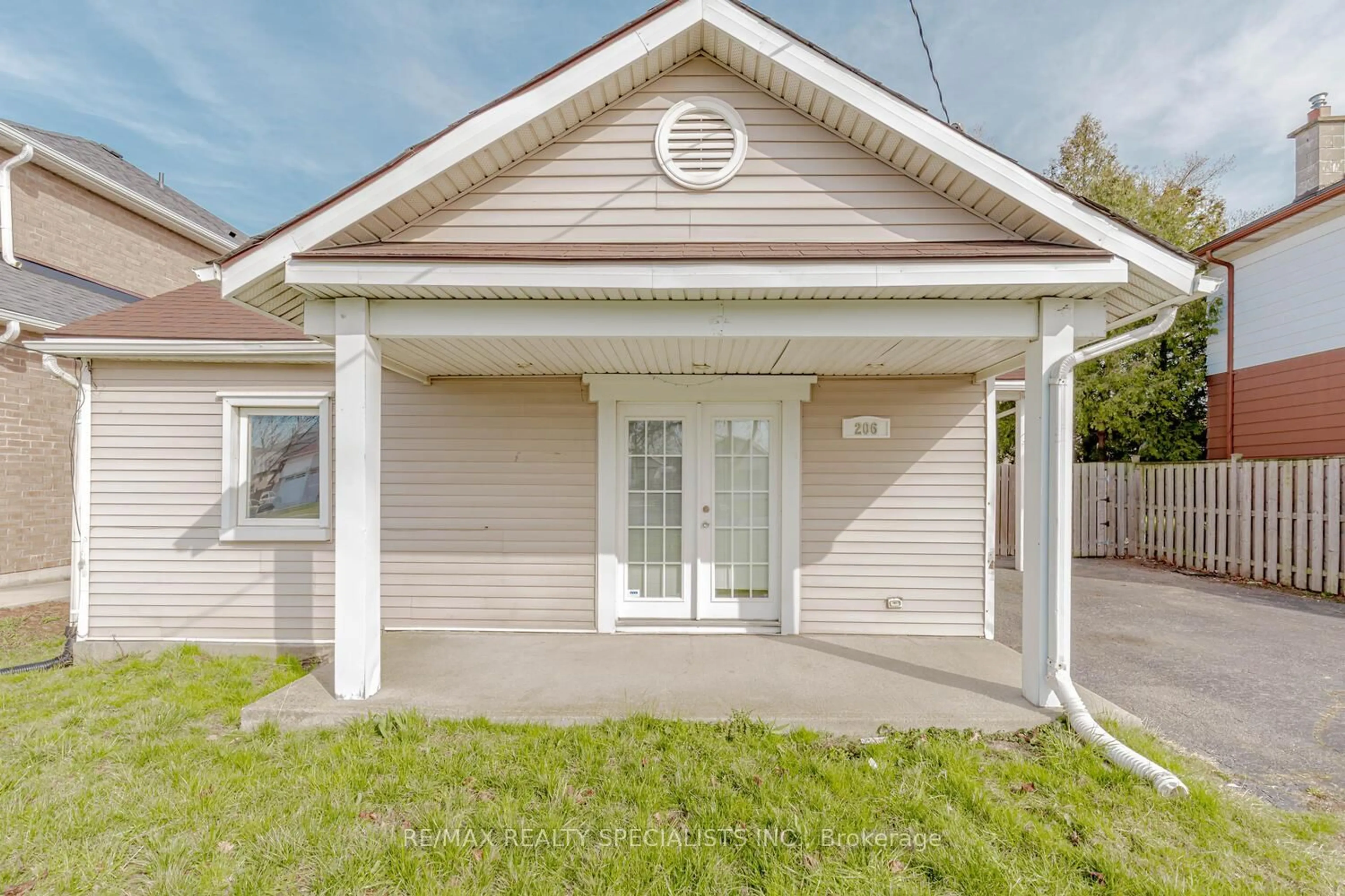 Home with vinyl exterior material, street for 206 Green Rd, Hamilton Ontario L8E 2A3