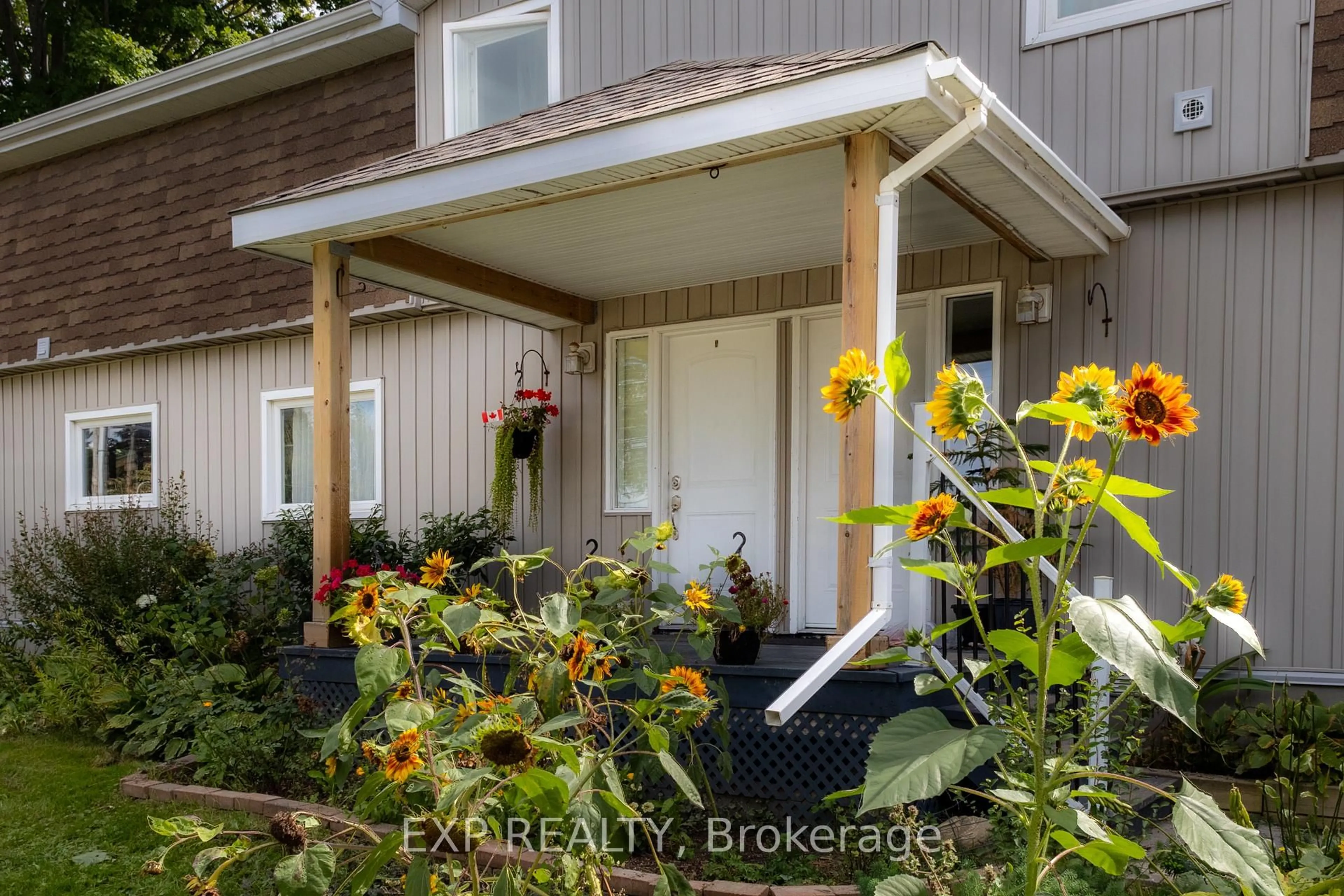 Indoor entryway for 13445 Loyalist Pkwy, Prince Edward County Ontario K0K 2T0