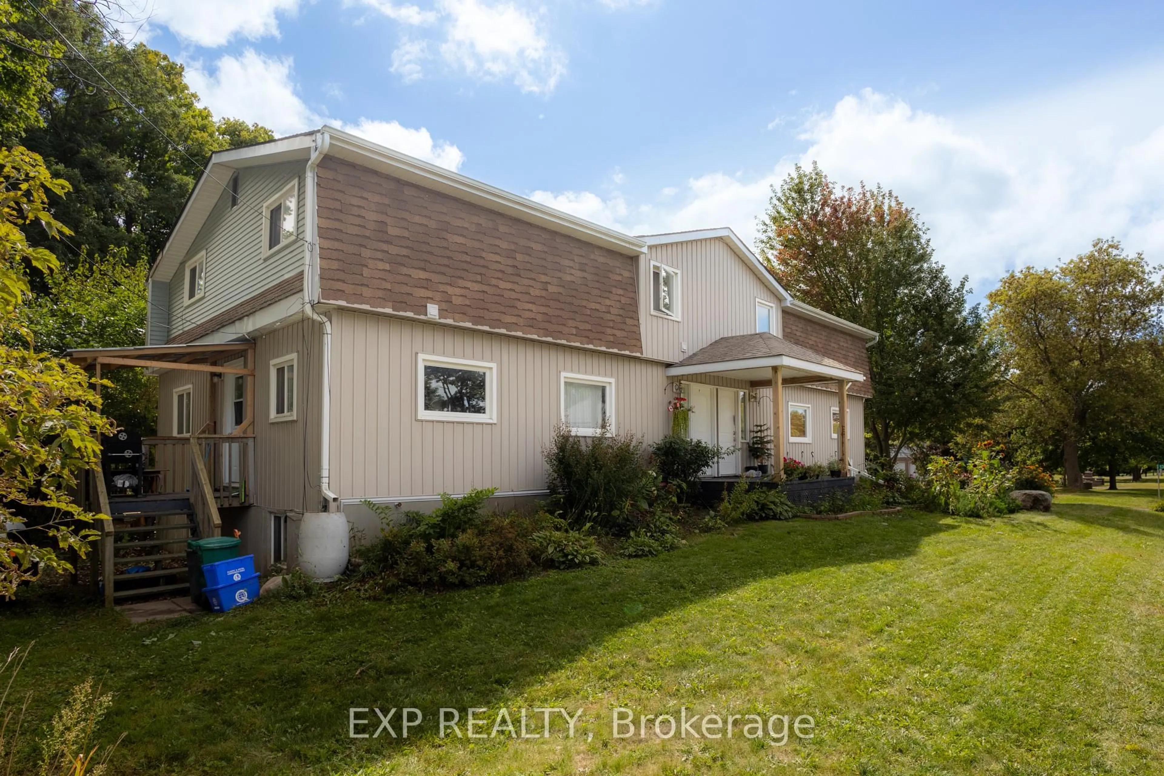 Home with vinyl exterior material, building for 13445 Loyalist Pkwy, Prince Edward County Ontario K0K 2T0