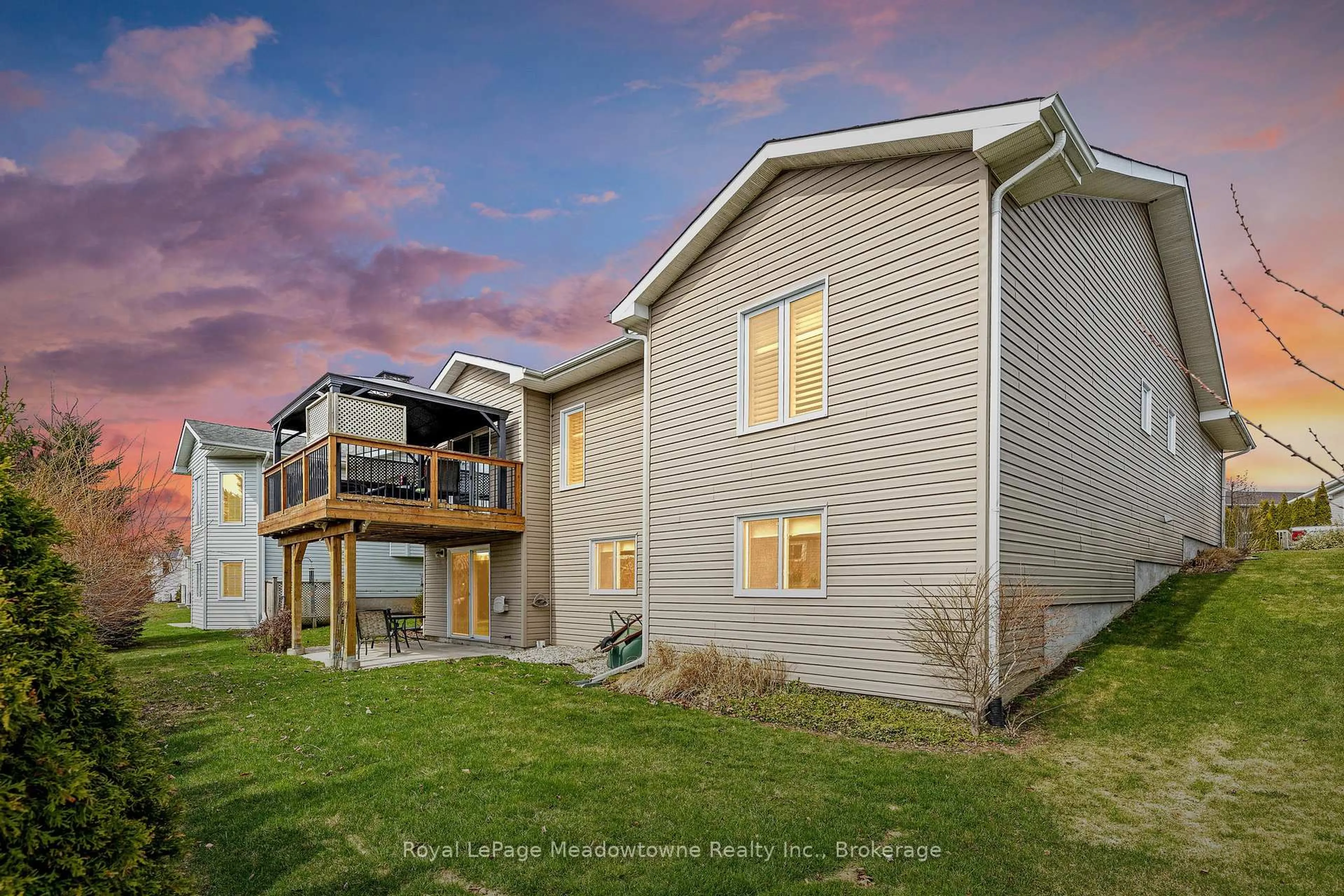Home with vinyl exterior material, unknown for 120 Gracehill Cres, Hamilton Ontario L8B 1A5