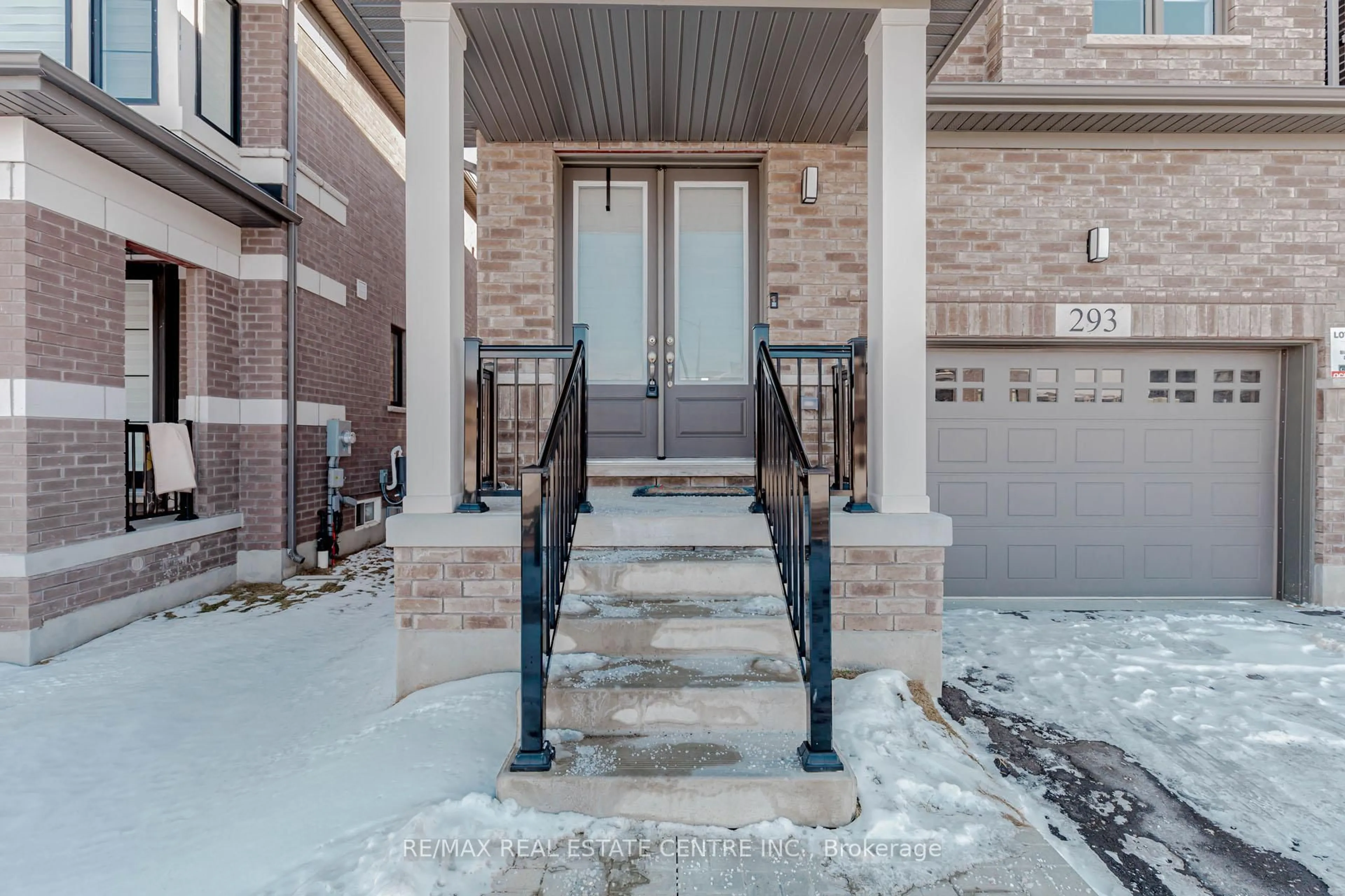 Indoor entryway for 293 Bismark Dr, Cambridge Ontario N1S 0C6