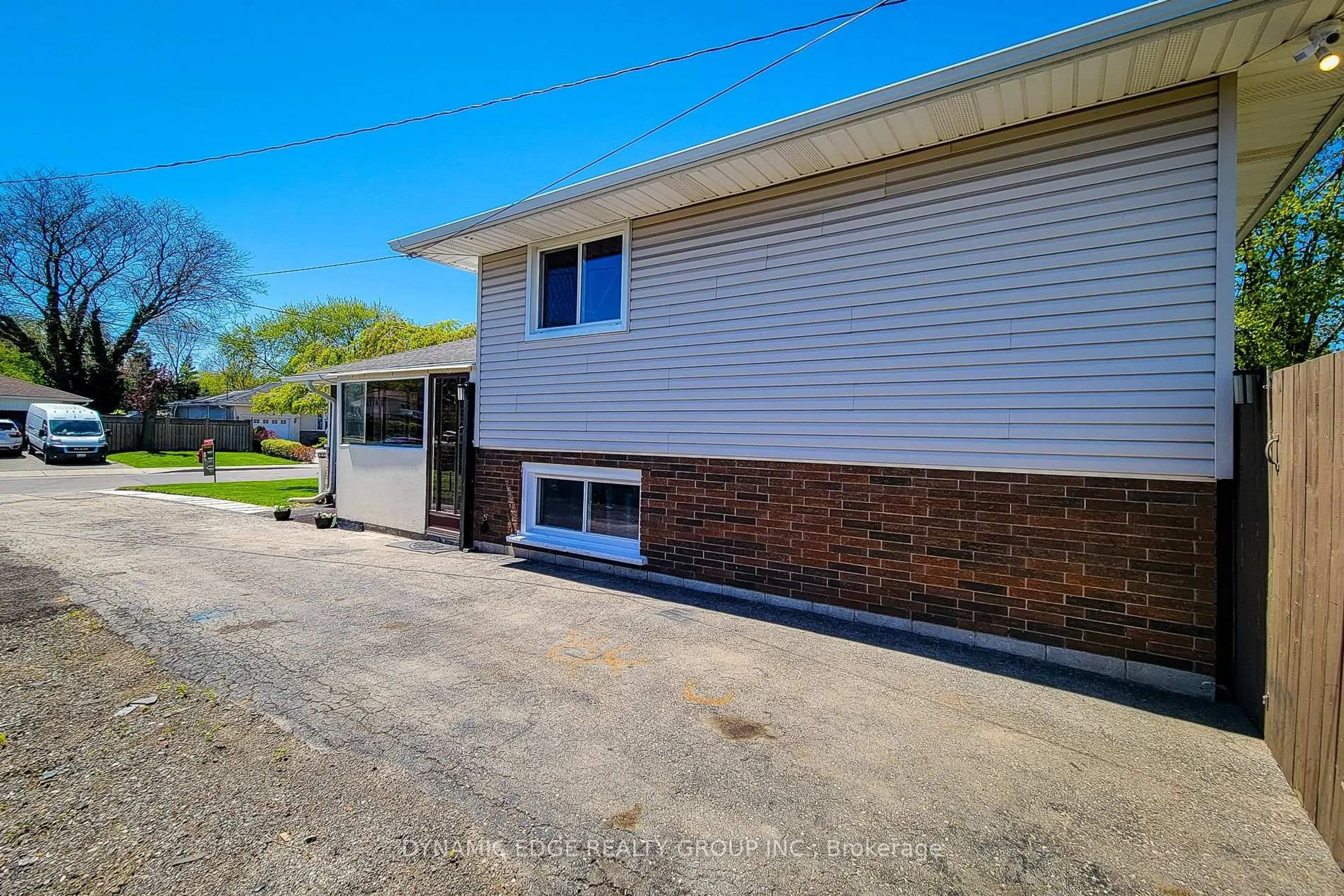 Unknown for 100 Mountain Ave, Hamilton Ontario L8G 3P7