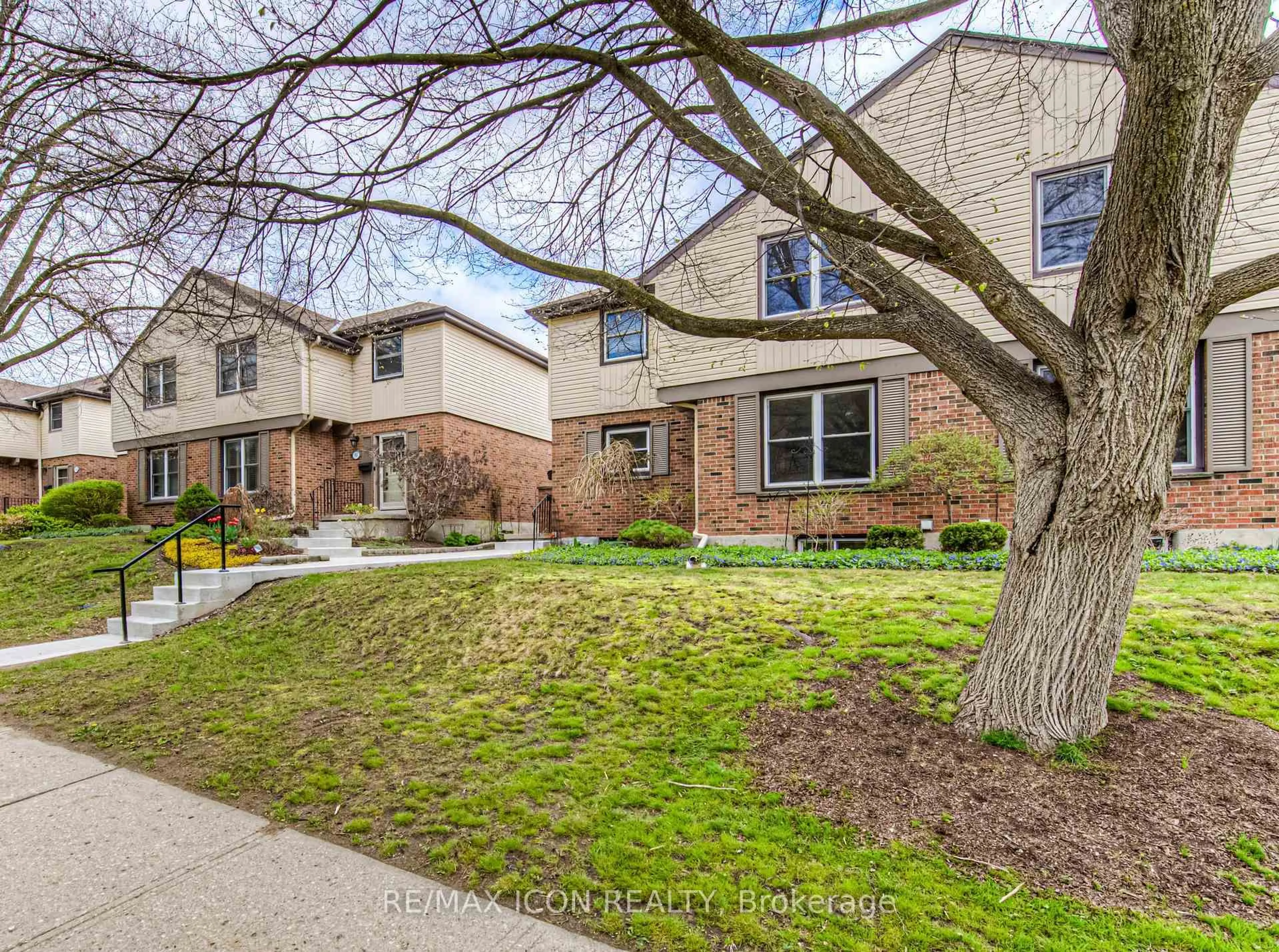 Home with brick exterior material, street for 100 Mcdougall Rd #5, Waterloo Ontario N2L 5C5