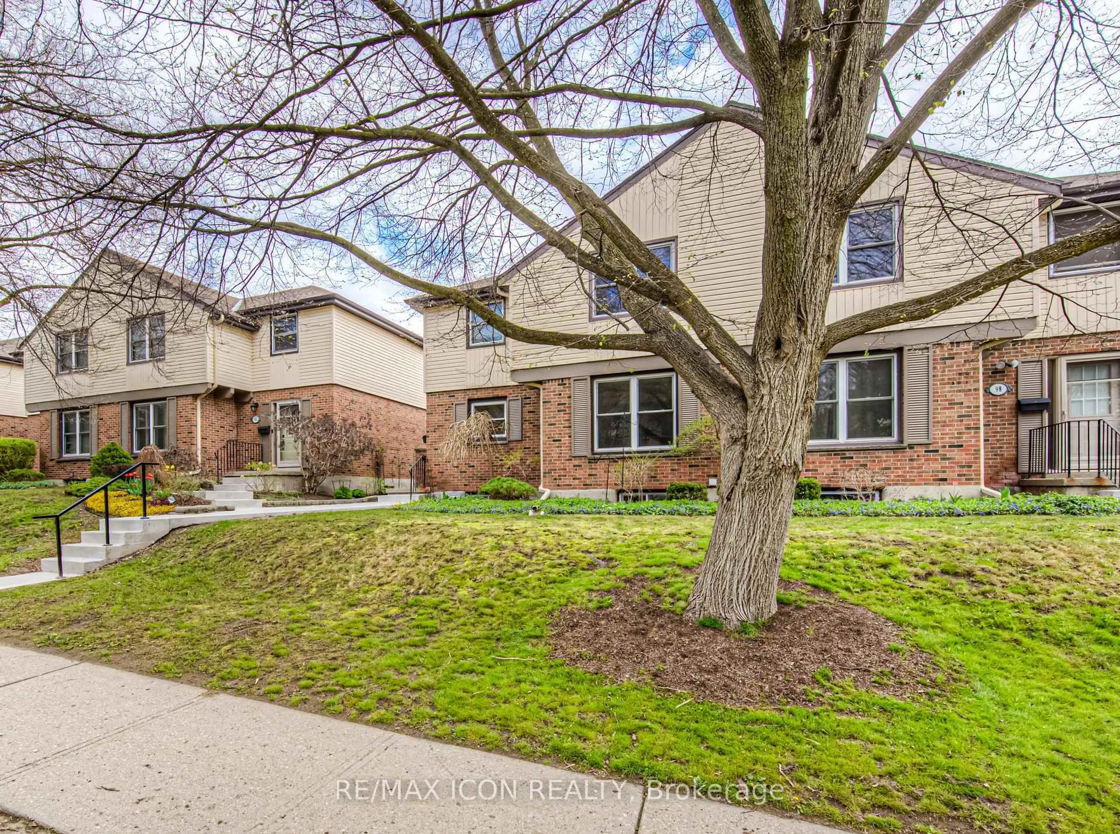 Home with brick exterior material, street for 100 Mcdougall Rd #5, Waterloo Ontario N2L 5C5
