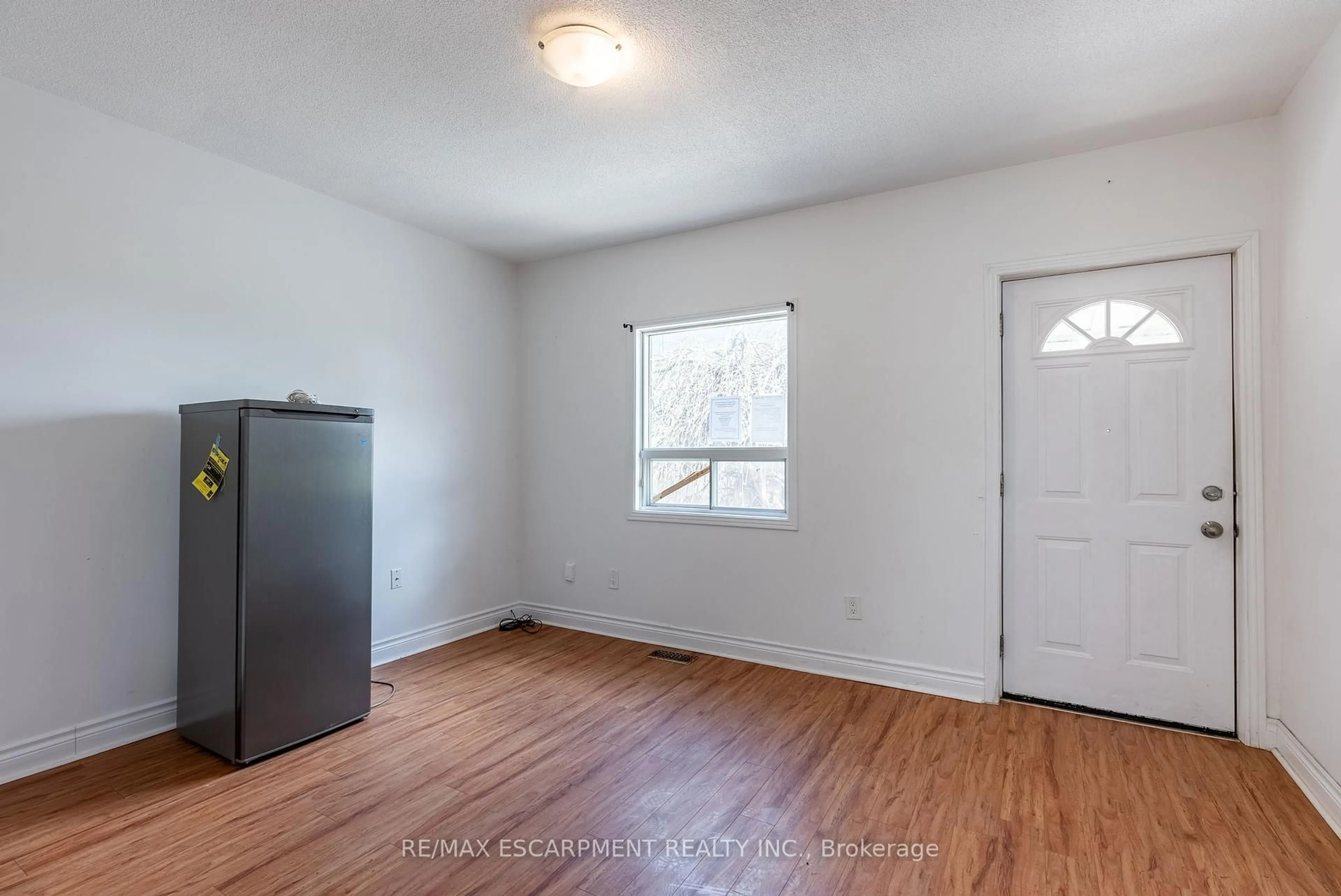 A pic of a room for 279 Wentworth St, Hamilton Ontario L8L 5V9