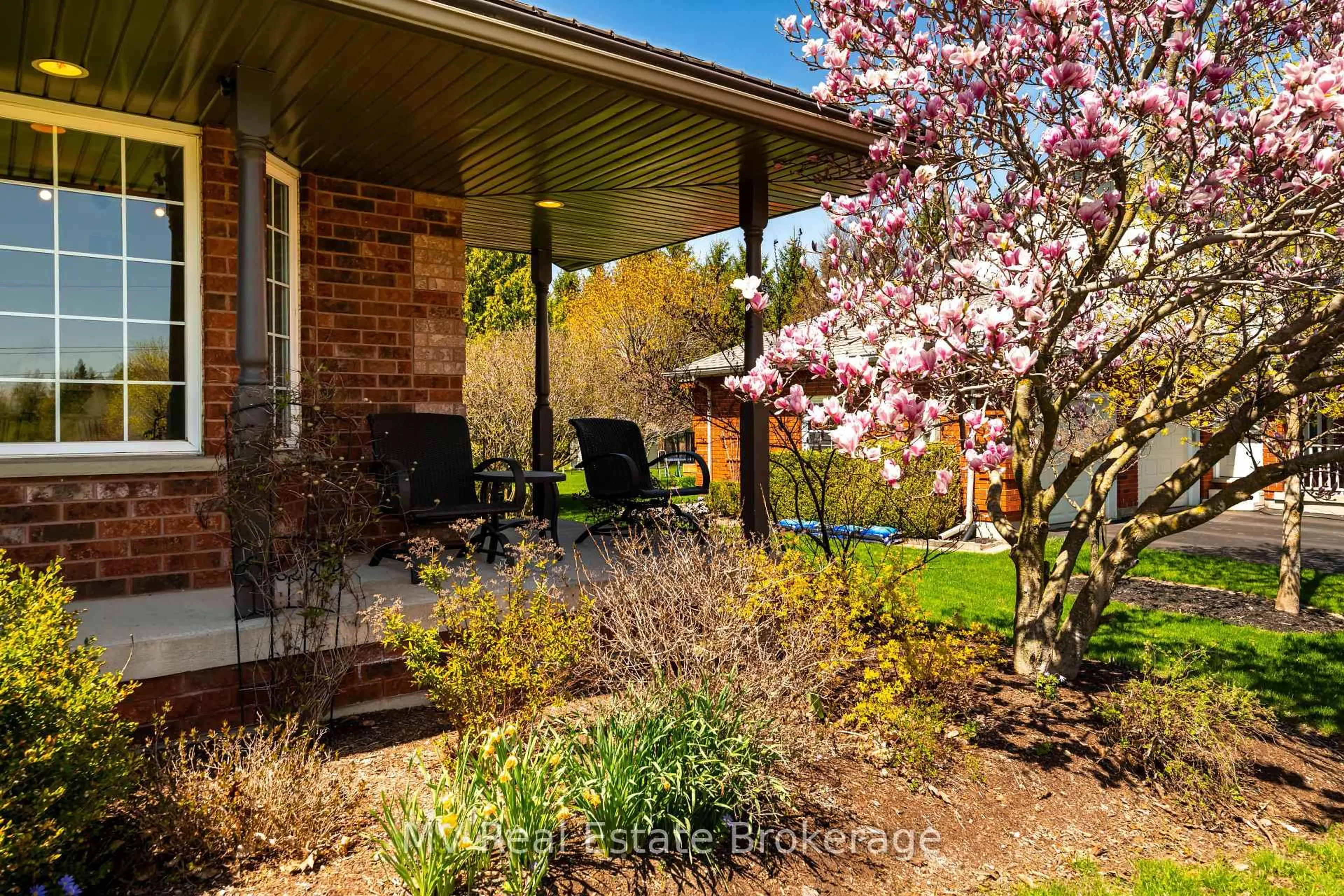 Patio, street for 845 St. George St, Centre Wellington Ontario N1M 3N6