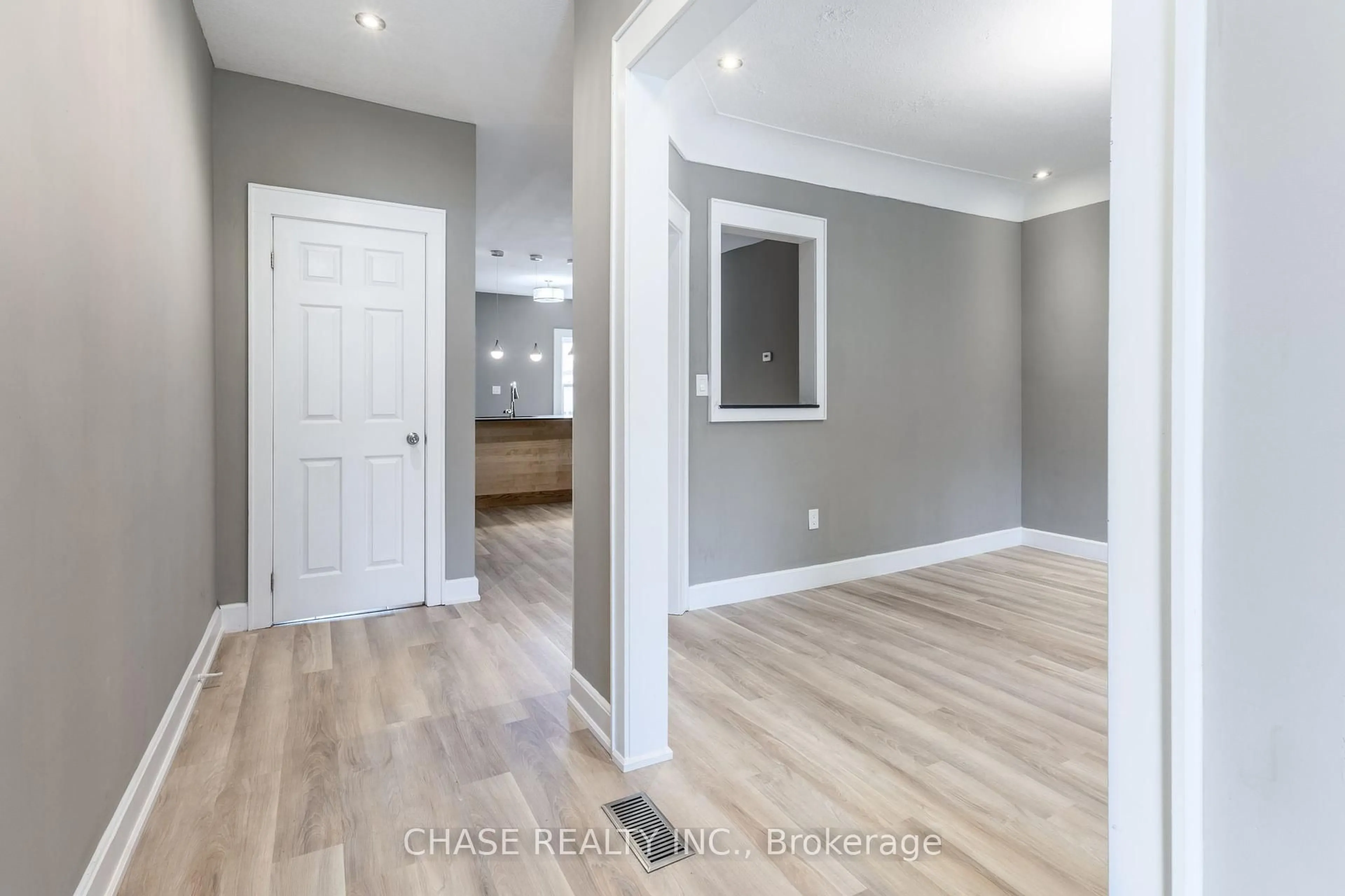 Indoor entryway for 86 Smith Ave, Hamilton Ontario L8L 5P1