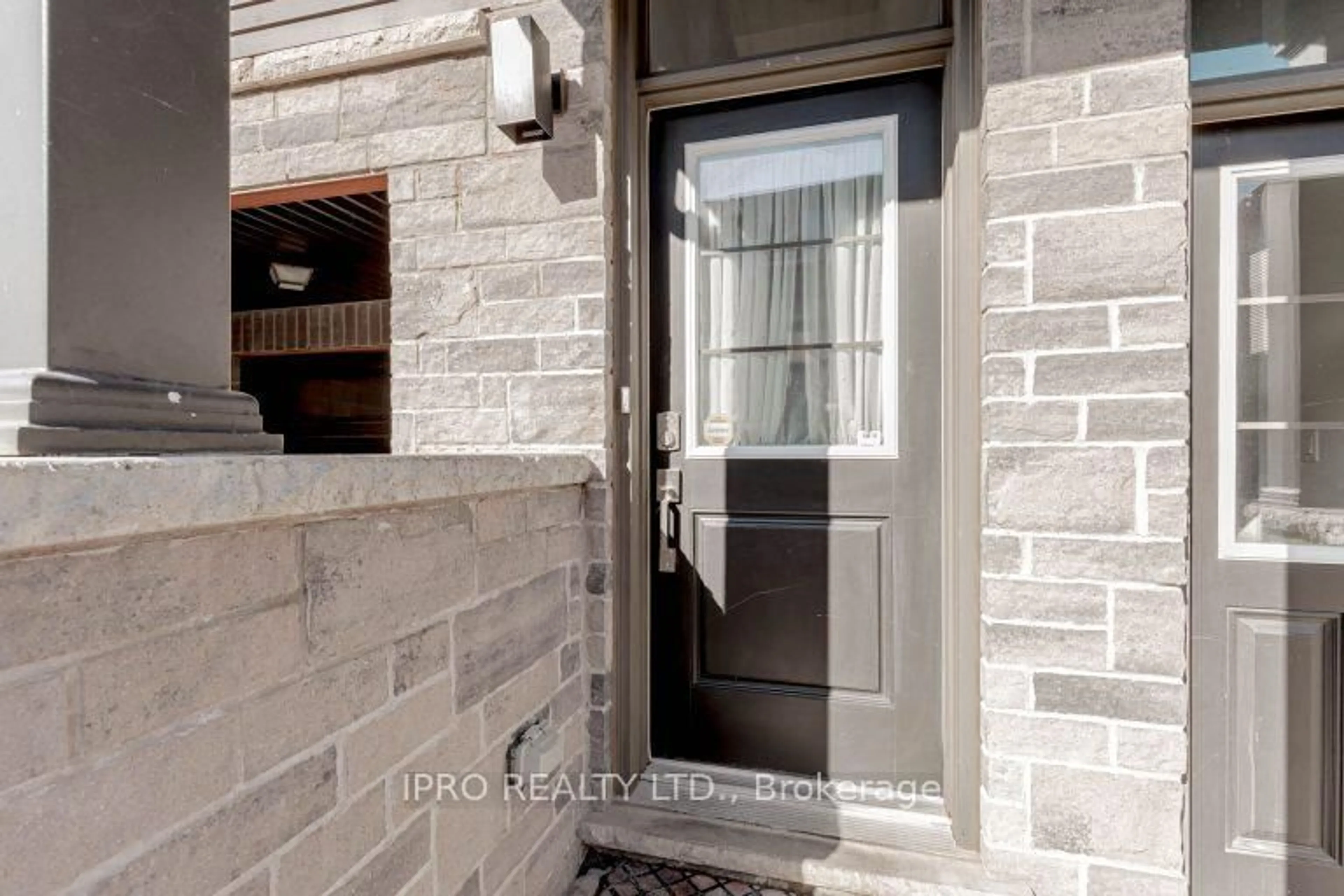 Indoor entryway for 575 Woodward Ave #11, Hamilton Ontario L8H 6P2