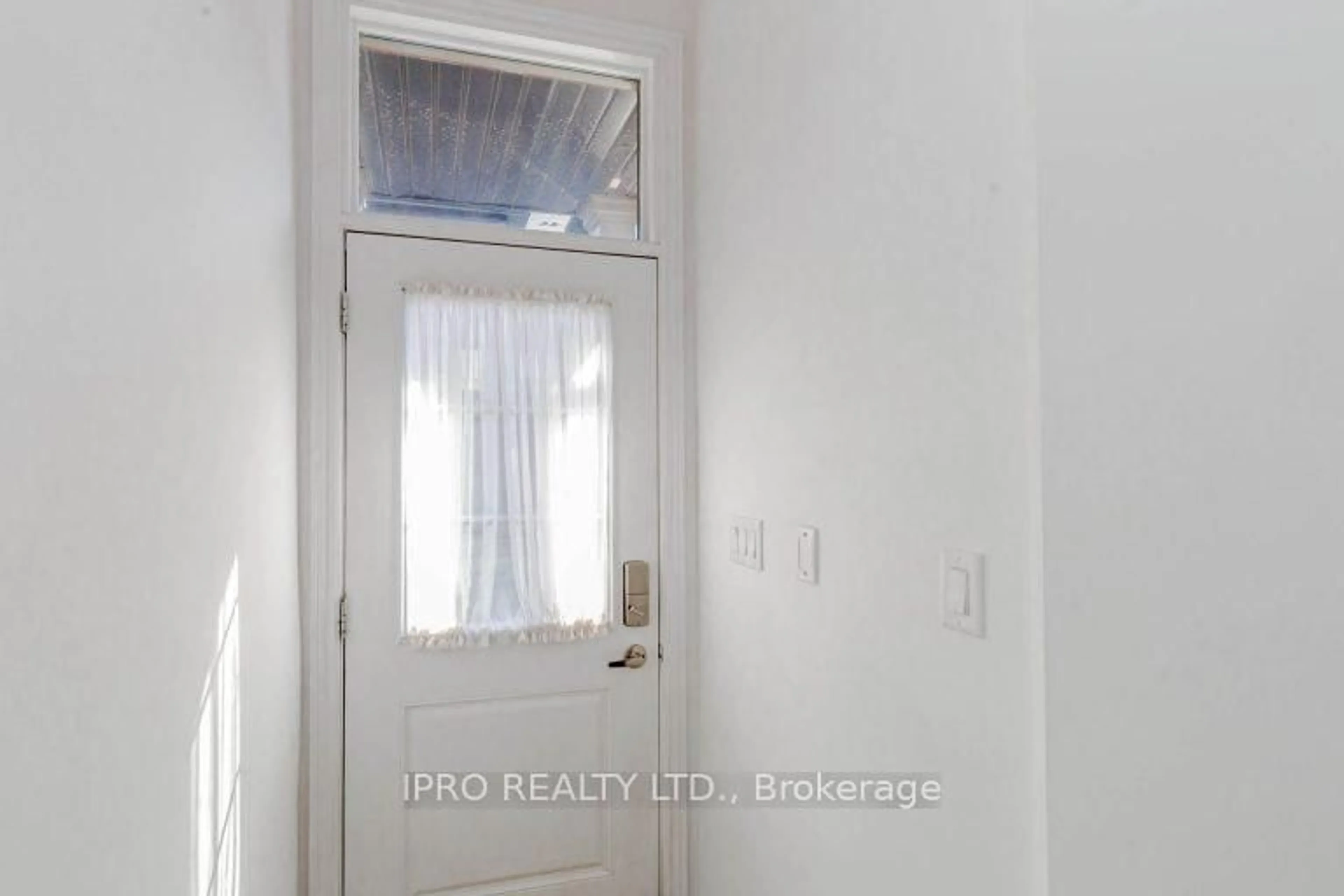 Indoor entryway for 575 Woodward Ave #11, Hamilton Ontario L8H 6P2