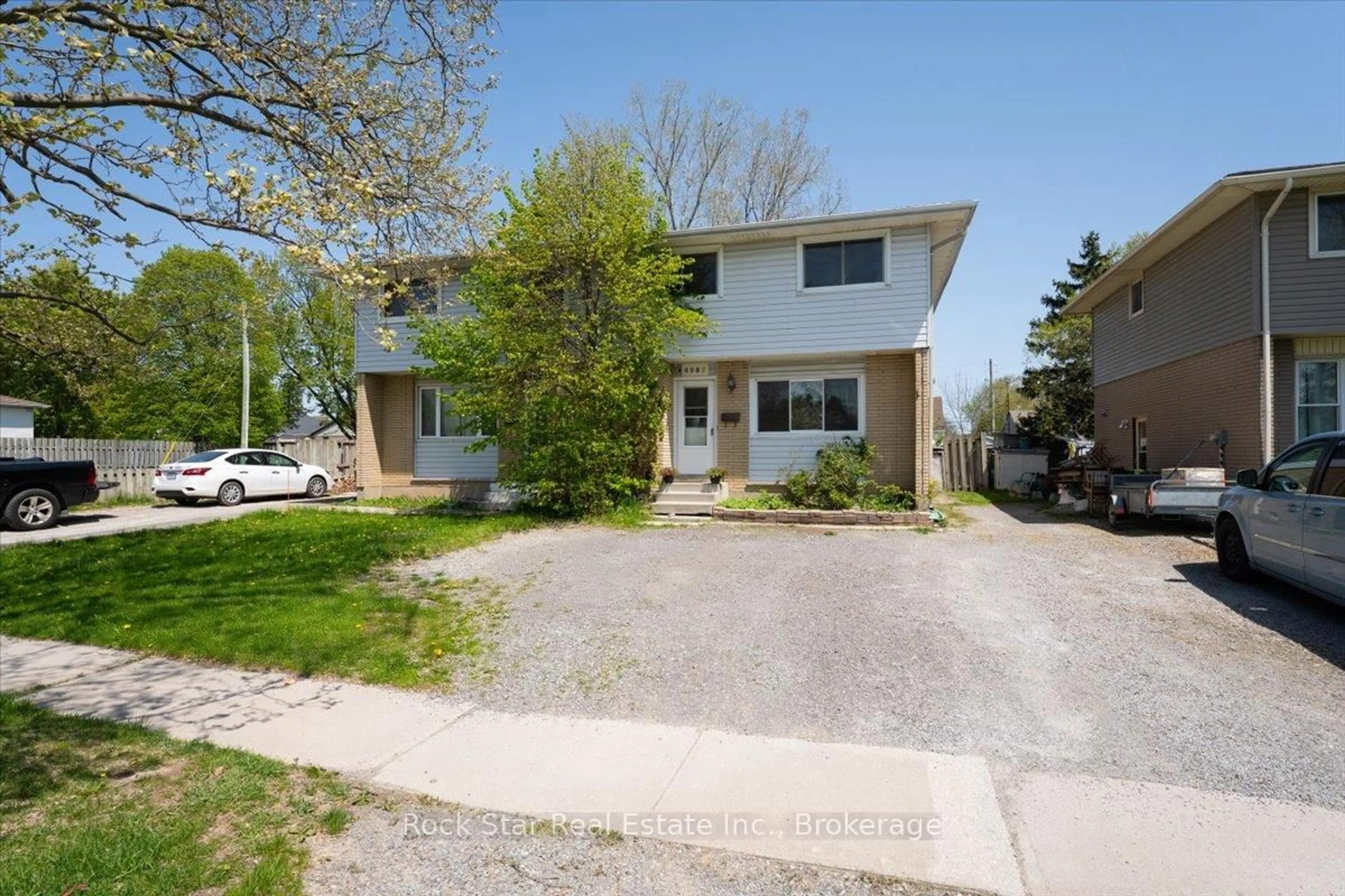 A pic from outside/outdoor area/front of a property/back of a property/a pic from drone, street for 6952 Warden Ave, Niagara Falls Ontario L2G 5P5