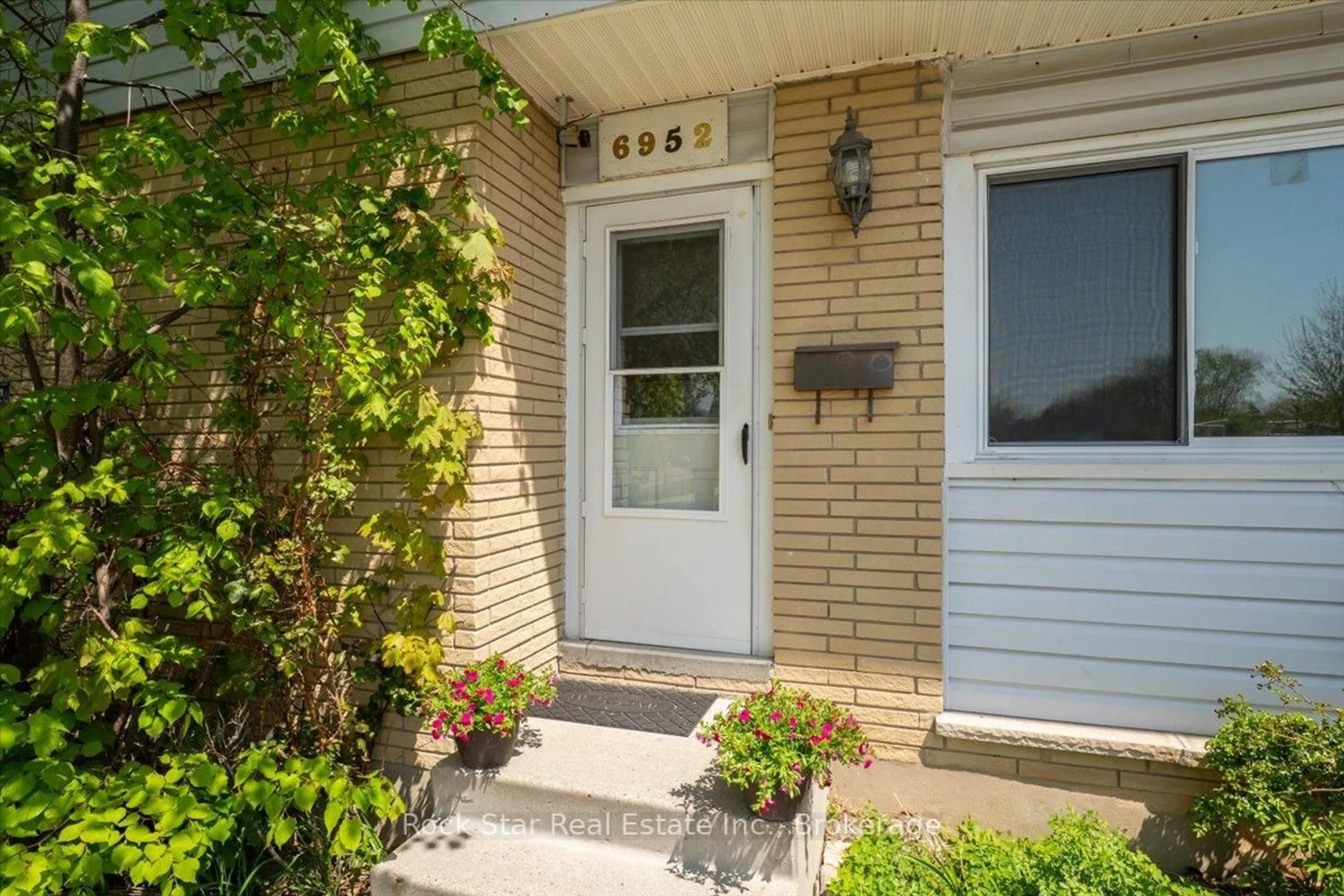 Indoor entryway for 6952 Warden Ave, Niagara Falls Ontario L2G 5P5