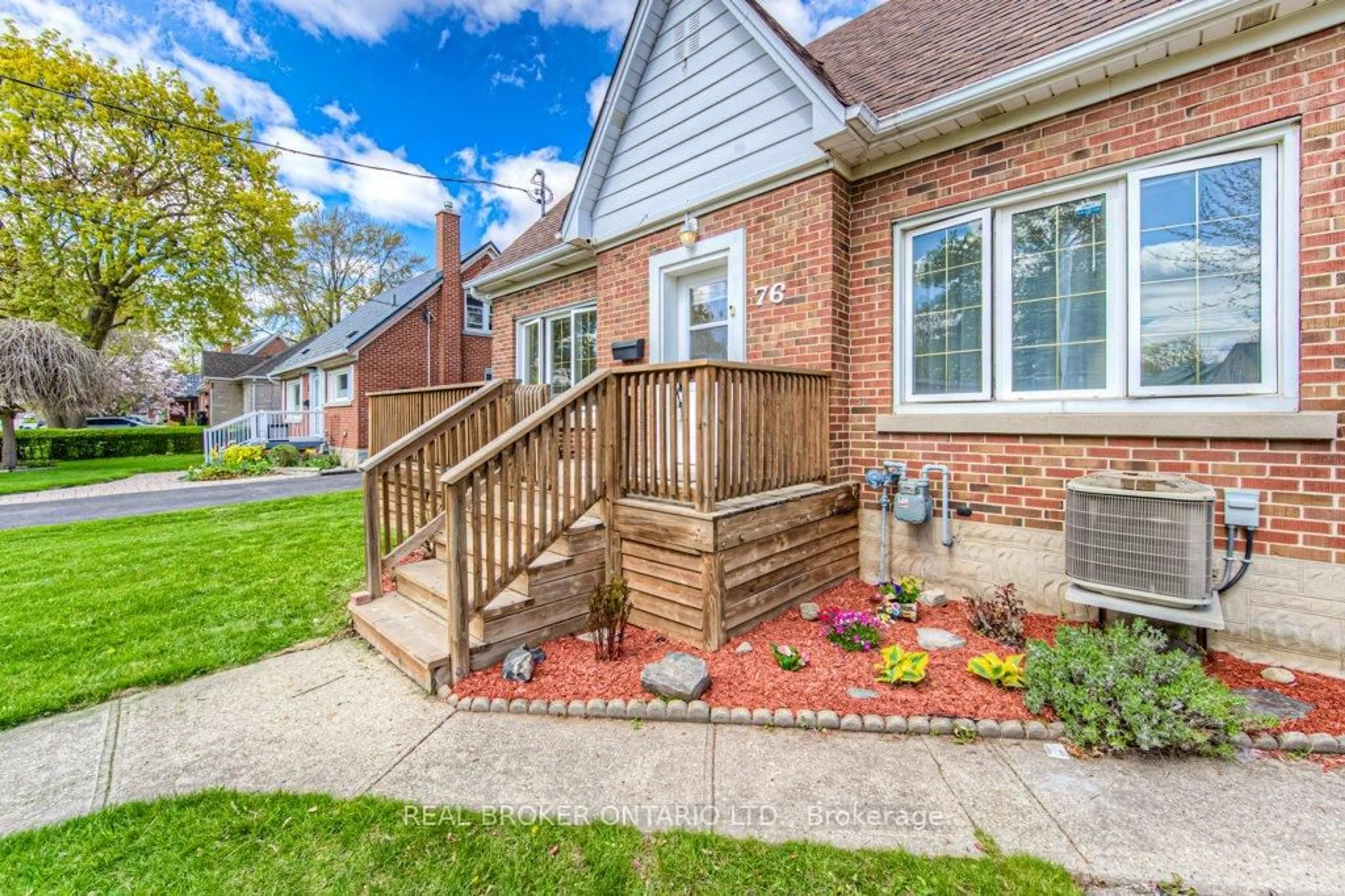 Home with brick exterior material, street for 76 Brentwood Ave, Kitchener Ontario N2H 2C8