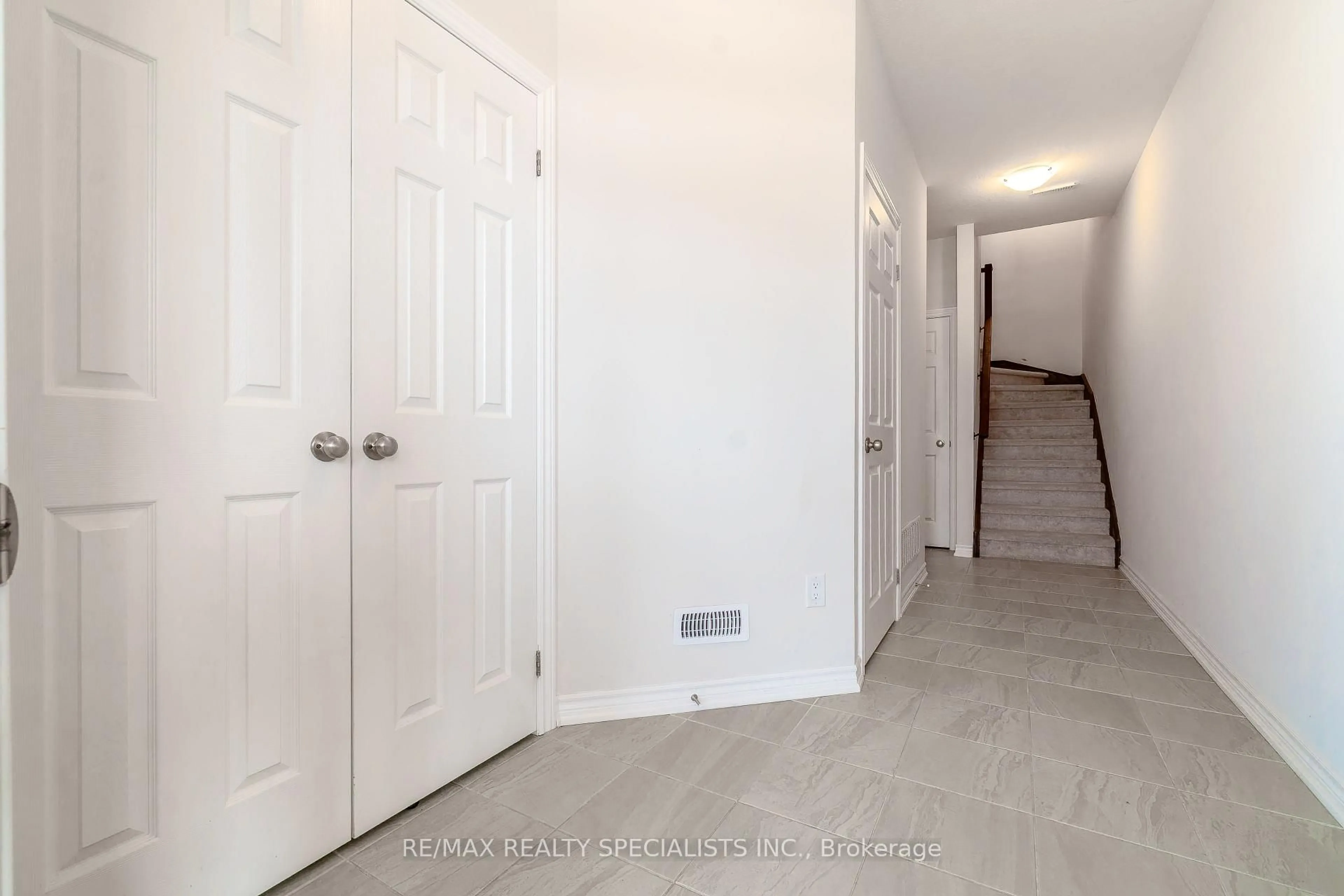 Indoor entryway for 677 Park Rd #126, Brantford Ontario N3R 0A2