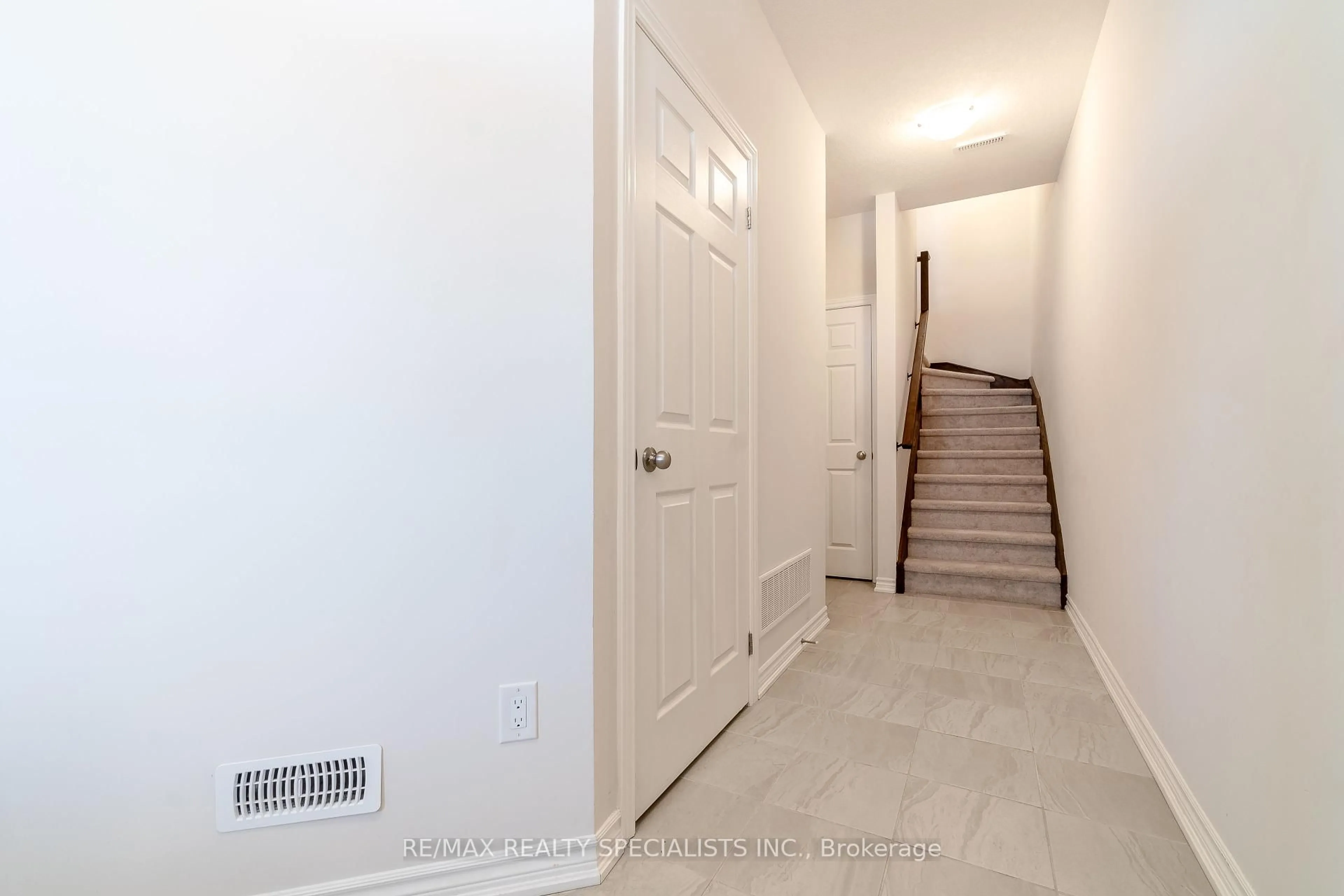 Indoor entryway for 677 Park Rd #126, Brantford Ontario N3R 0A2