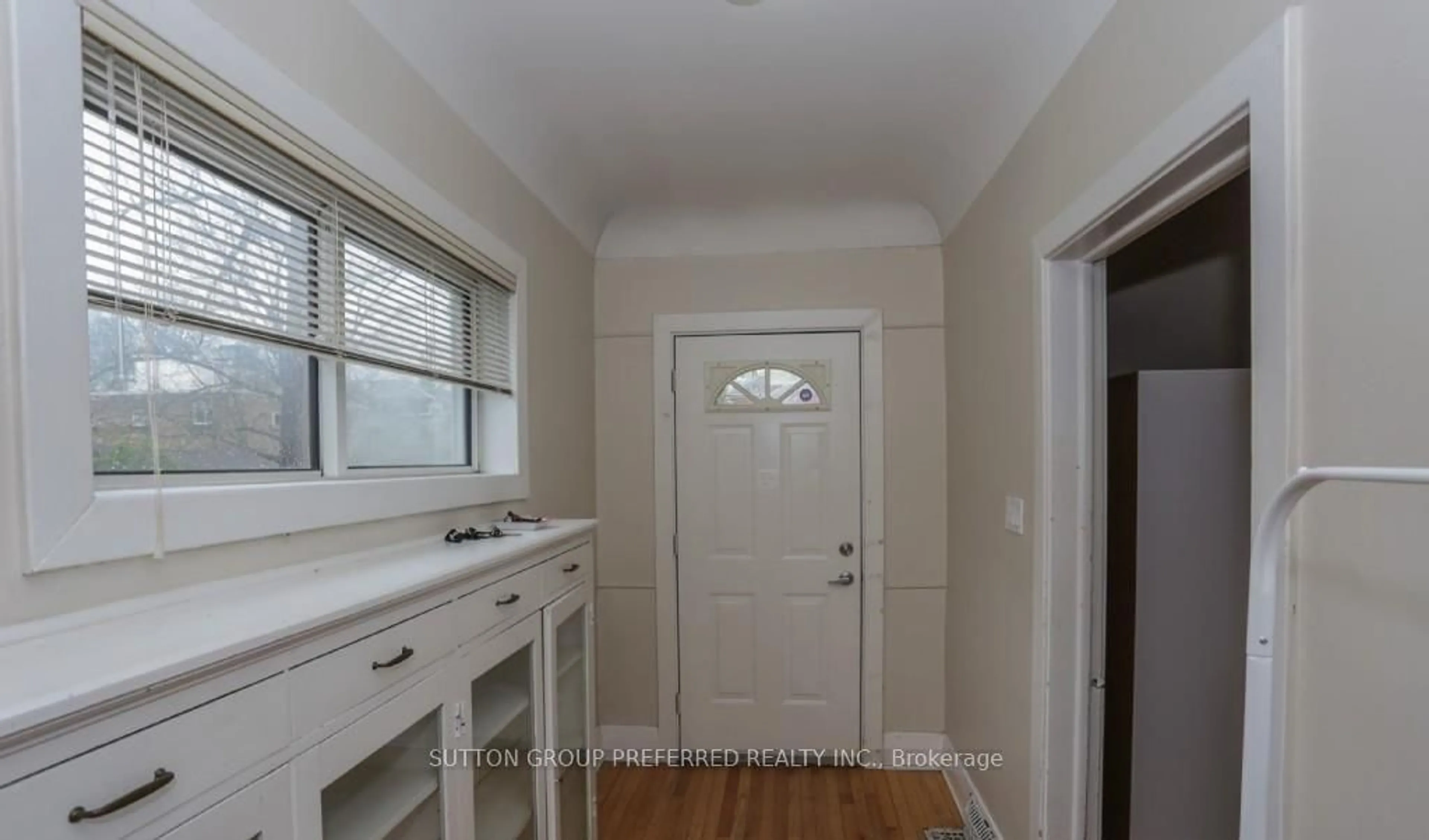 Indoor entryway for 558 Waterloo St, London East Ontario N6B 2P9