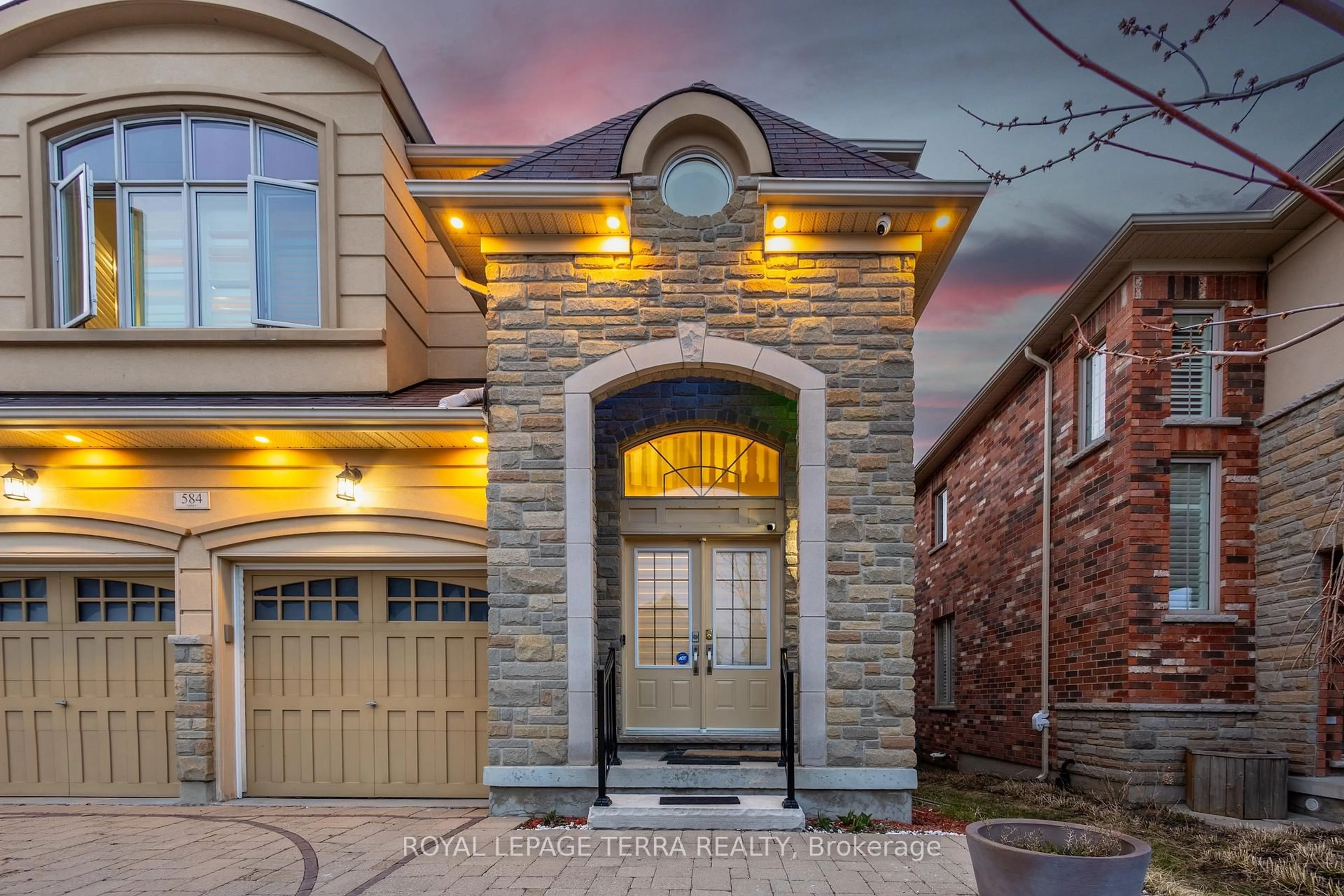 Home with brick exterior material, street for 584 Pinery Tr, Waterloo Ontario N2V 2Y3