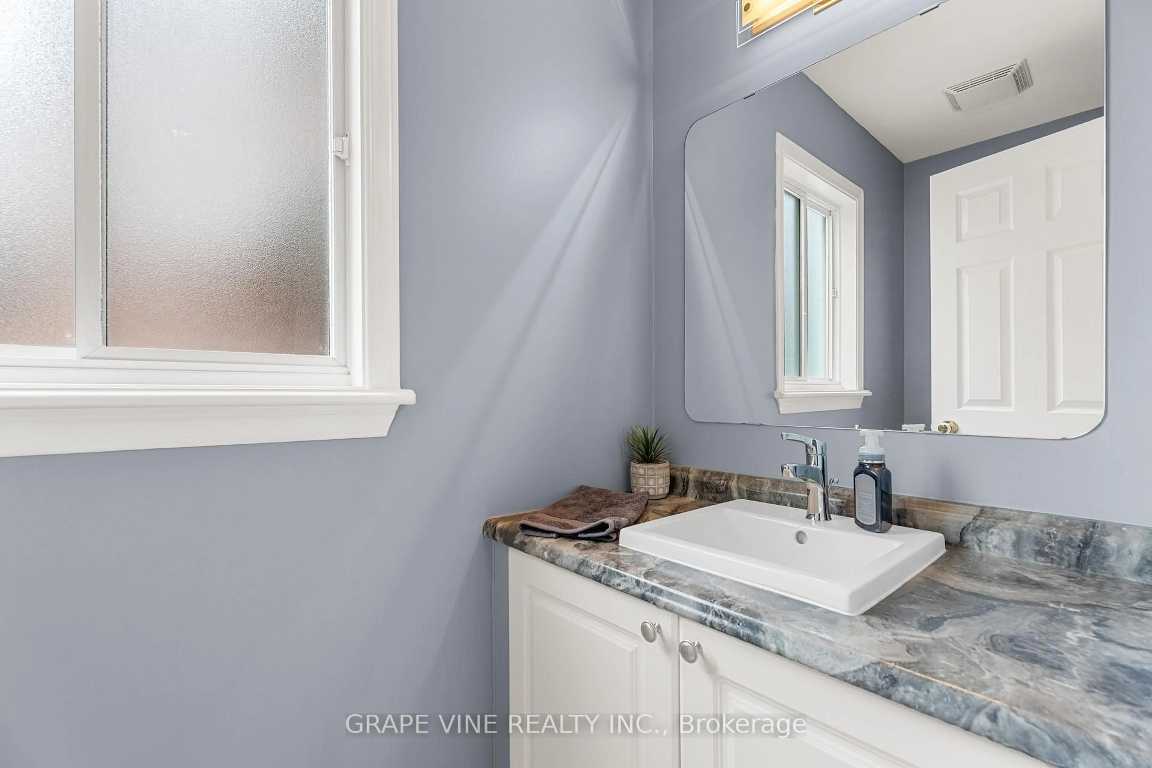 Standard bathroom, ceramic/tile floor for 4316 Owl Valley Dr, Ottawa Ontario K1V 1L3