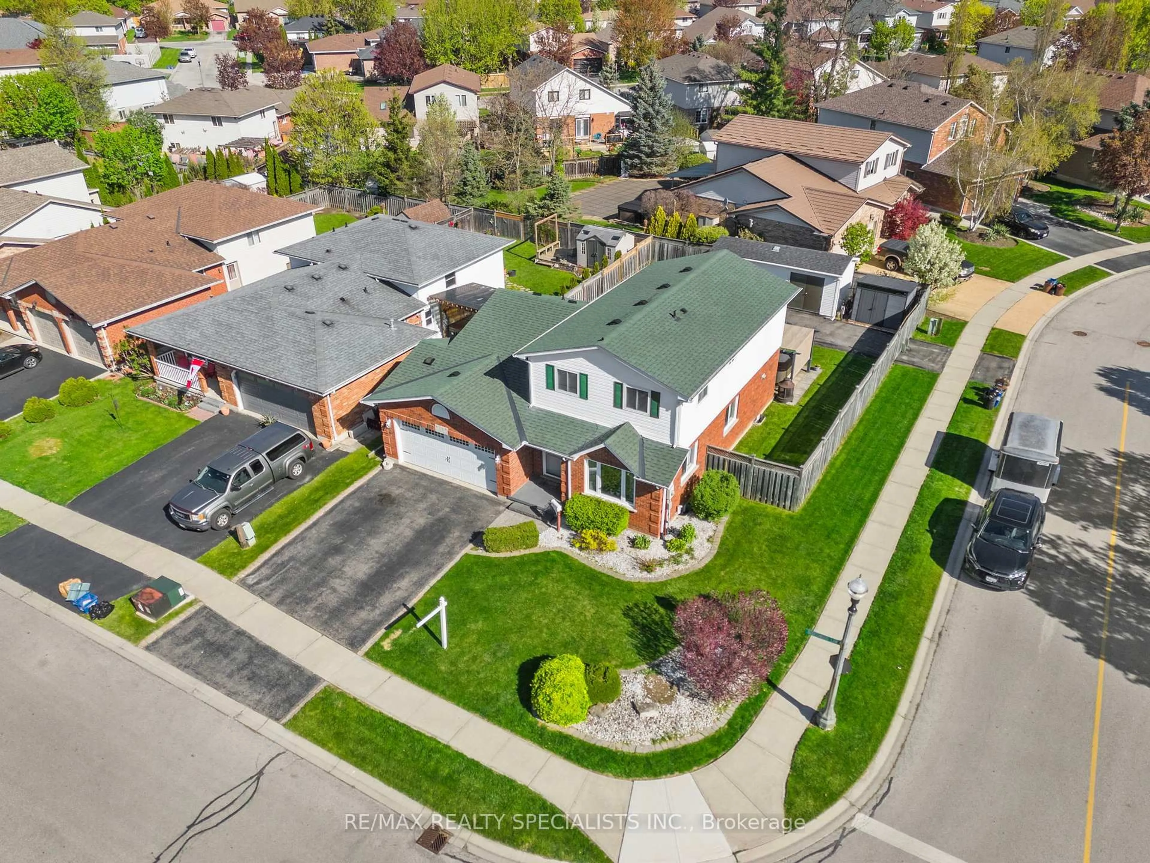 A pic from outside/outdoor area/front of a property/back of a property/a pic from drone, street for 13 Scottswood Lane, Haldimand Ontario N3W 2M4