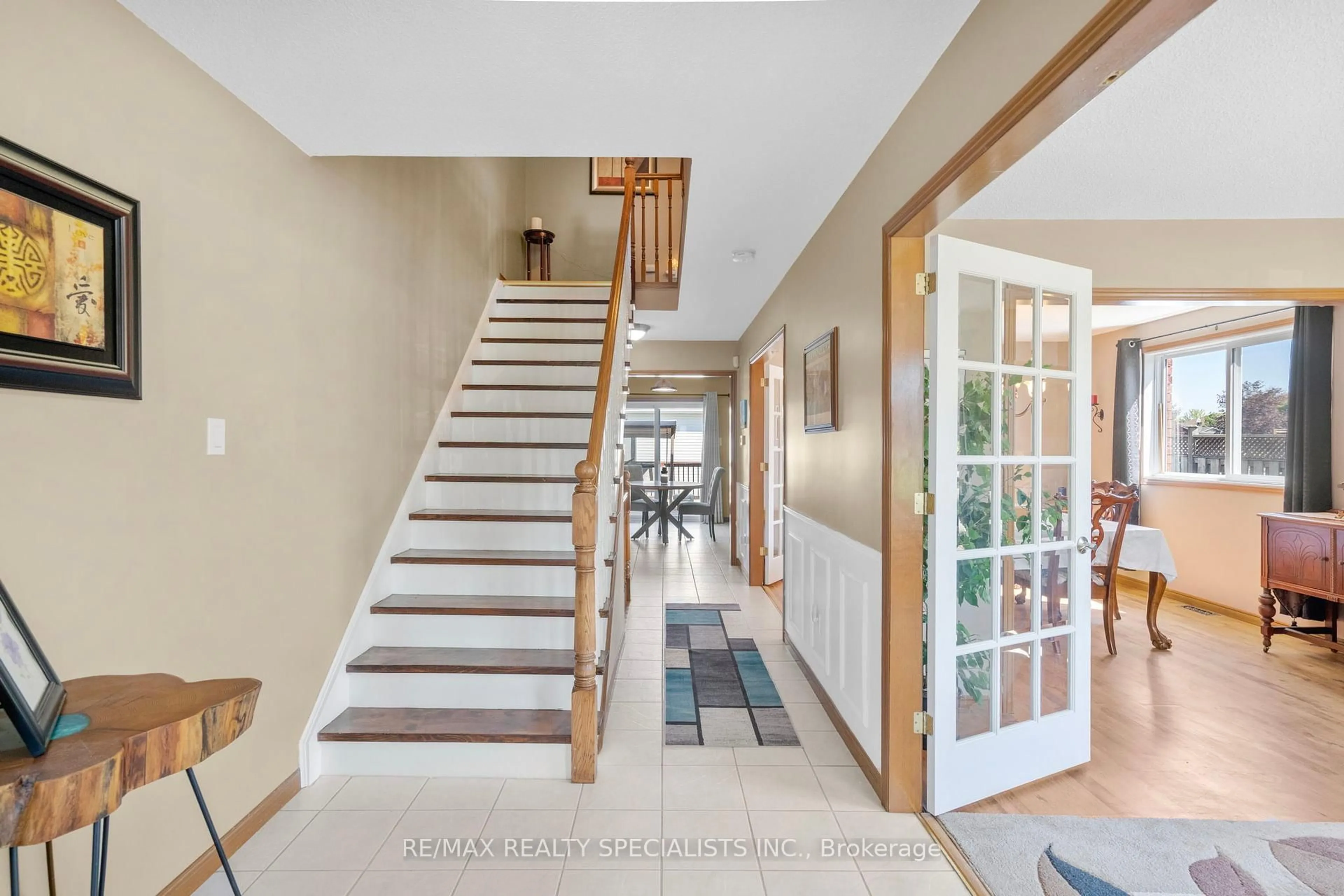 Indoor entryway for 13 Scottswood Lane, Haldimand Ontario N3W 2M4