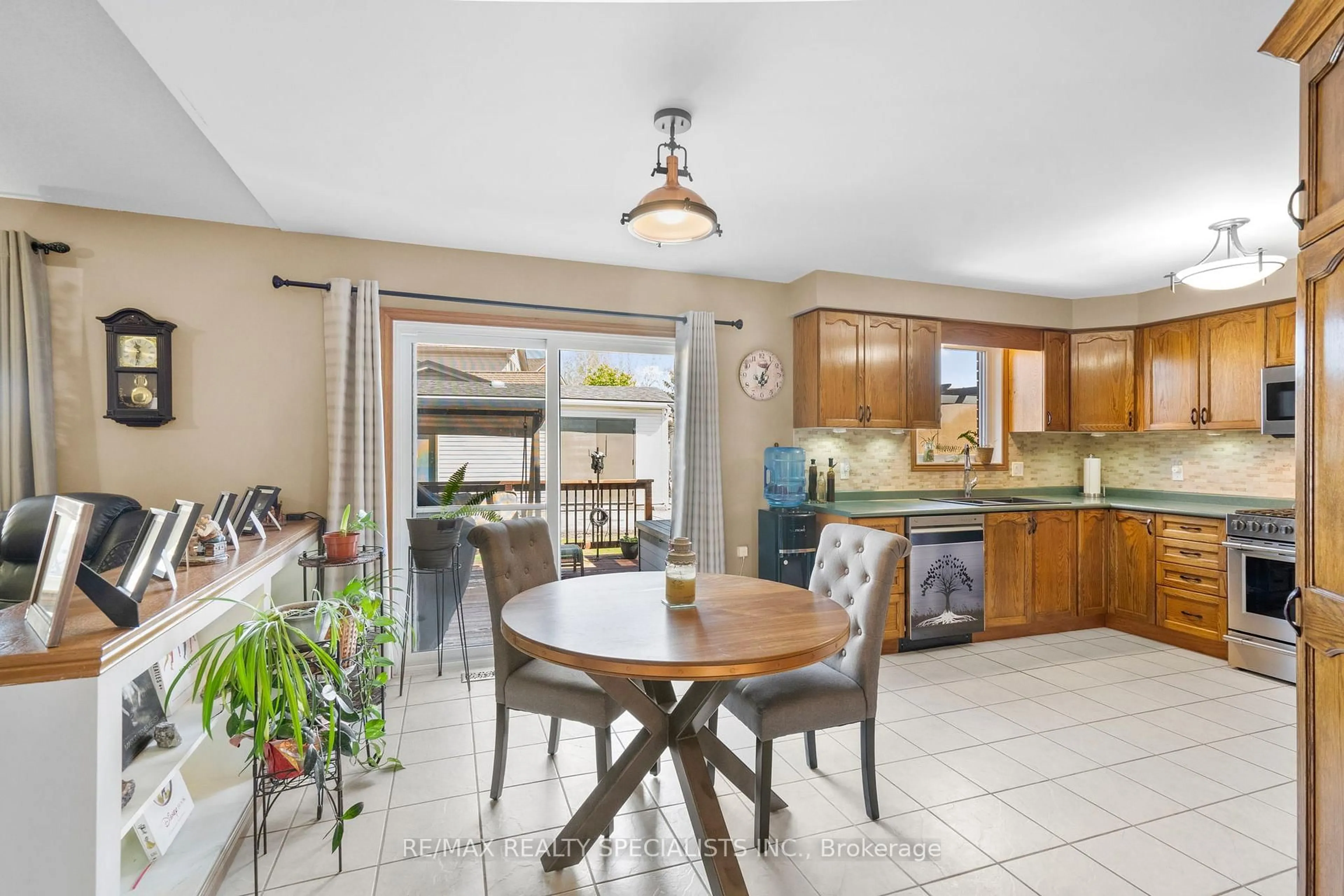 Open concept kitchen, ceramic/tile floor for 13 Scottswood Lane, Haldimand Ontario N3W 2M4