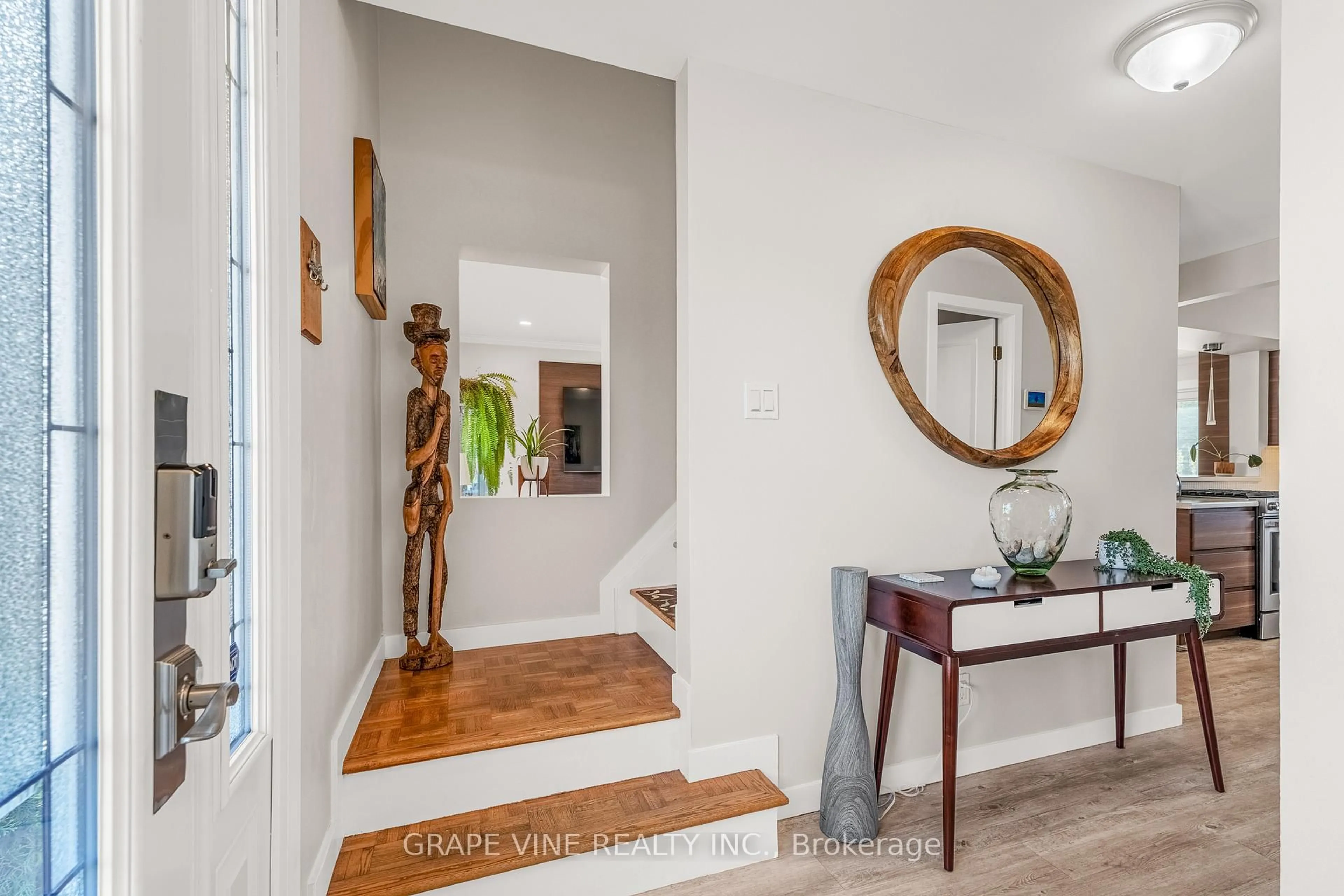 Indoor entryway for 406 Woodfield Dr, Ottawa Ontario K2G 3W9