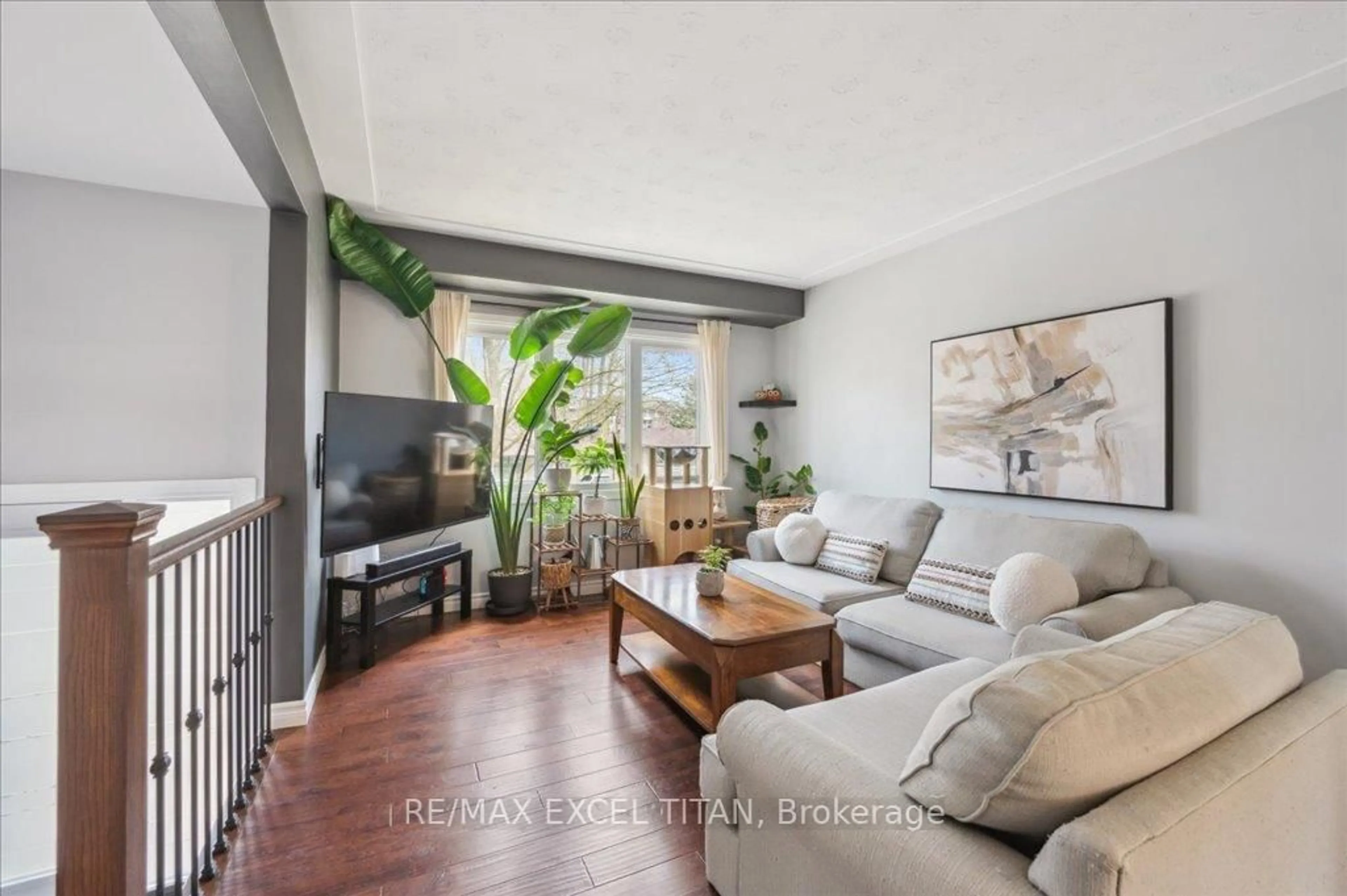 Living room with furniture, unknown for 147 Coach Hill Dr, Kitchener Ontario N2E 1N7