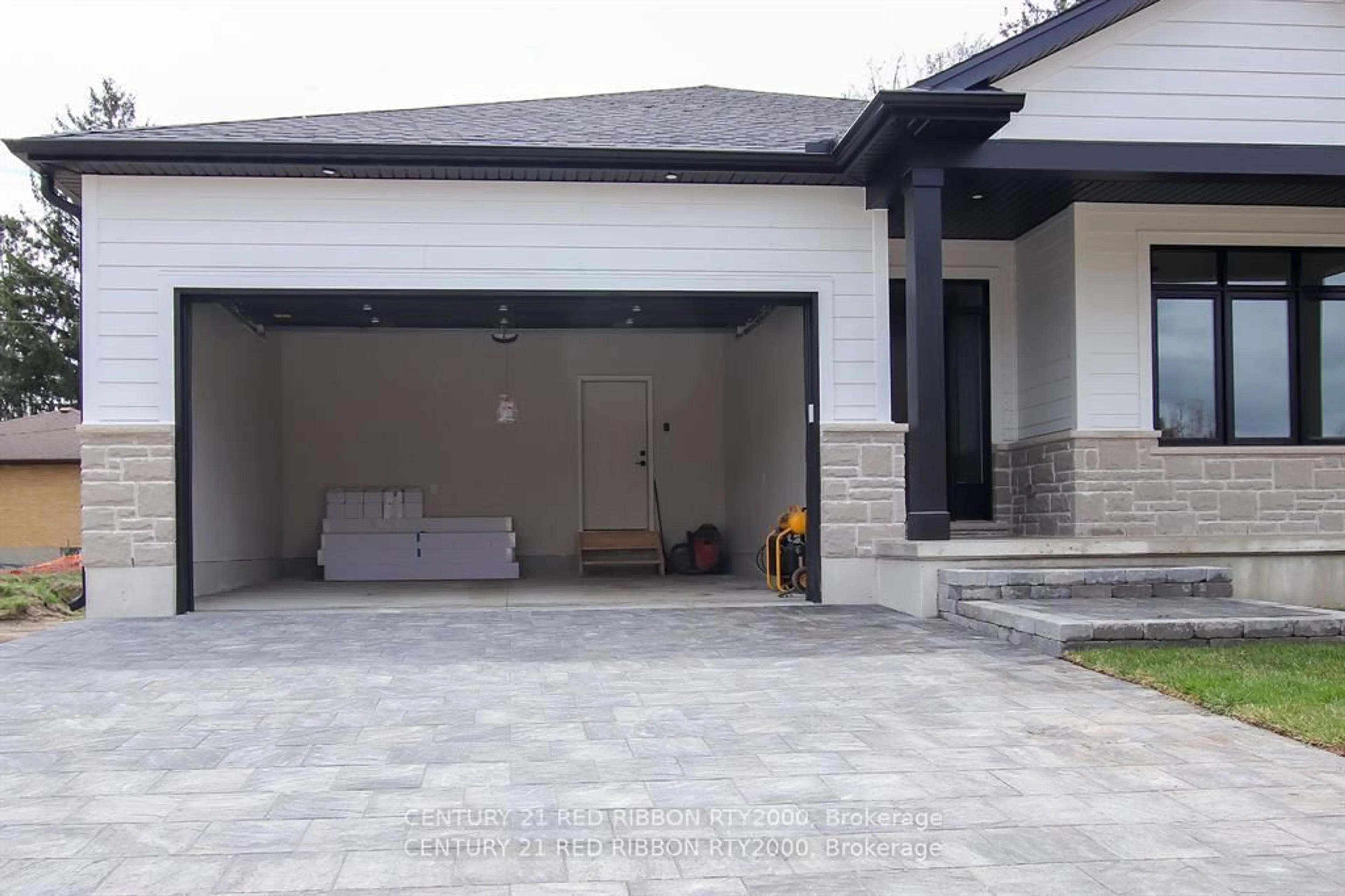 Indoor garage for 430 HEAD St #6, Strathroy-Caradoc Ontario N7G 2K2