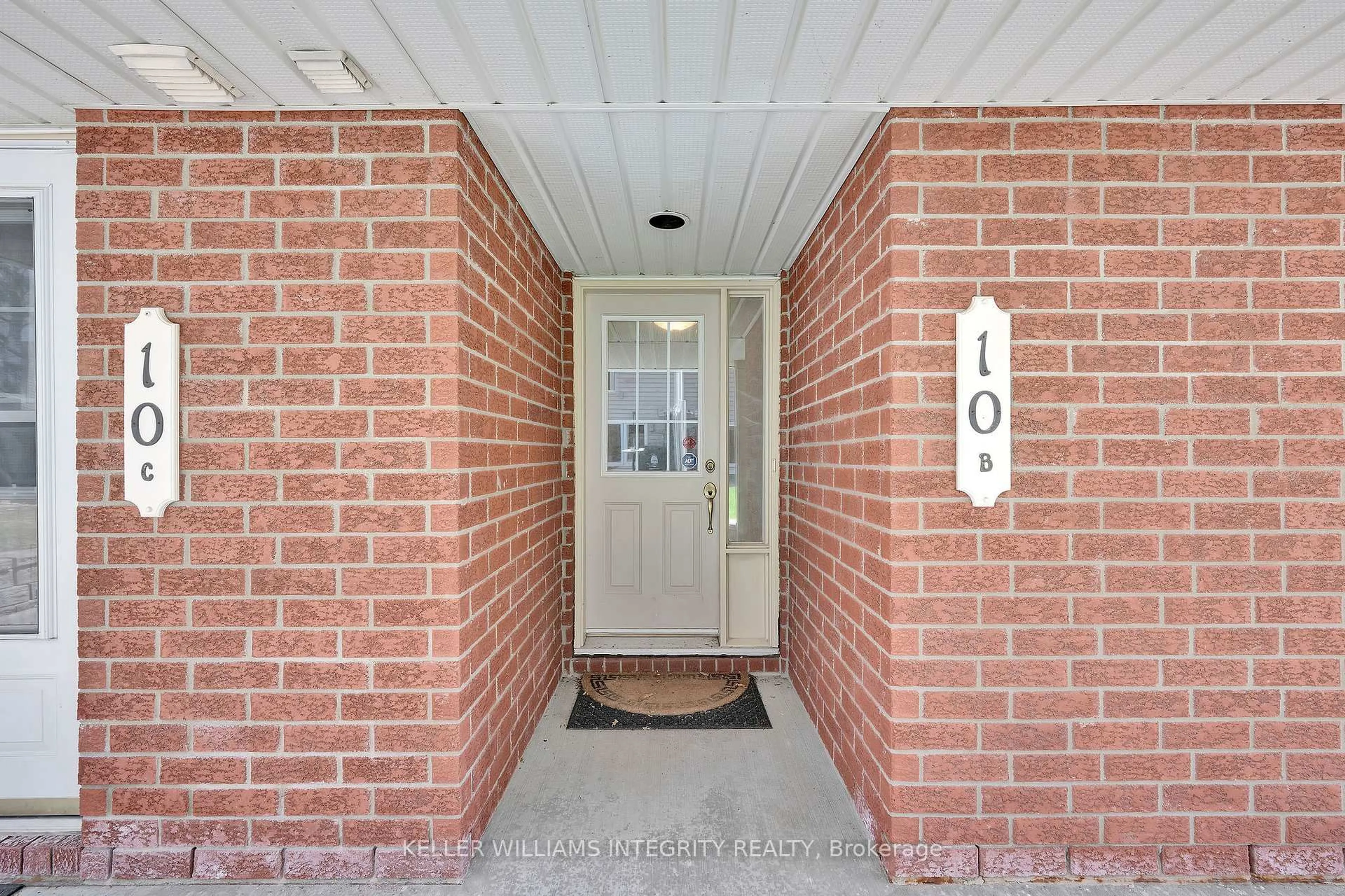 Indoor entryway for 10 Daybreak St #B, Ottawa Ontario K2G 6T9