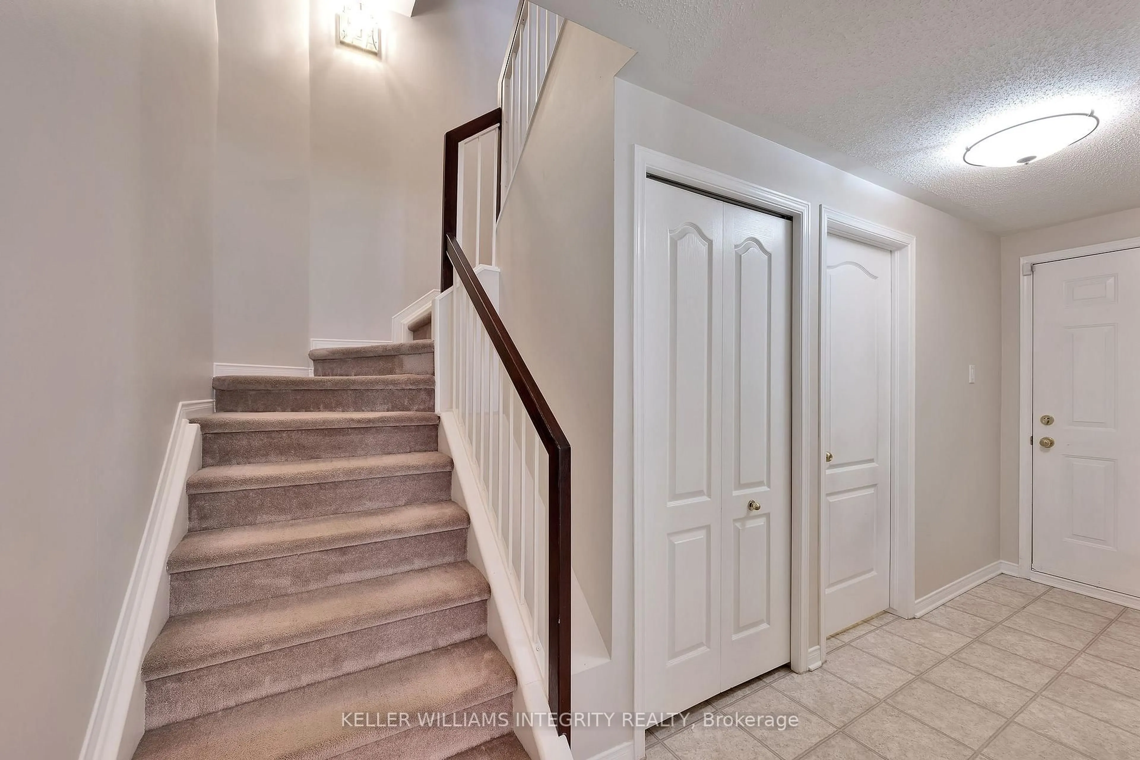 Indoor entryway for 10 Daybreak St #B, Ottawa Ontario K2G 6T9