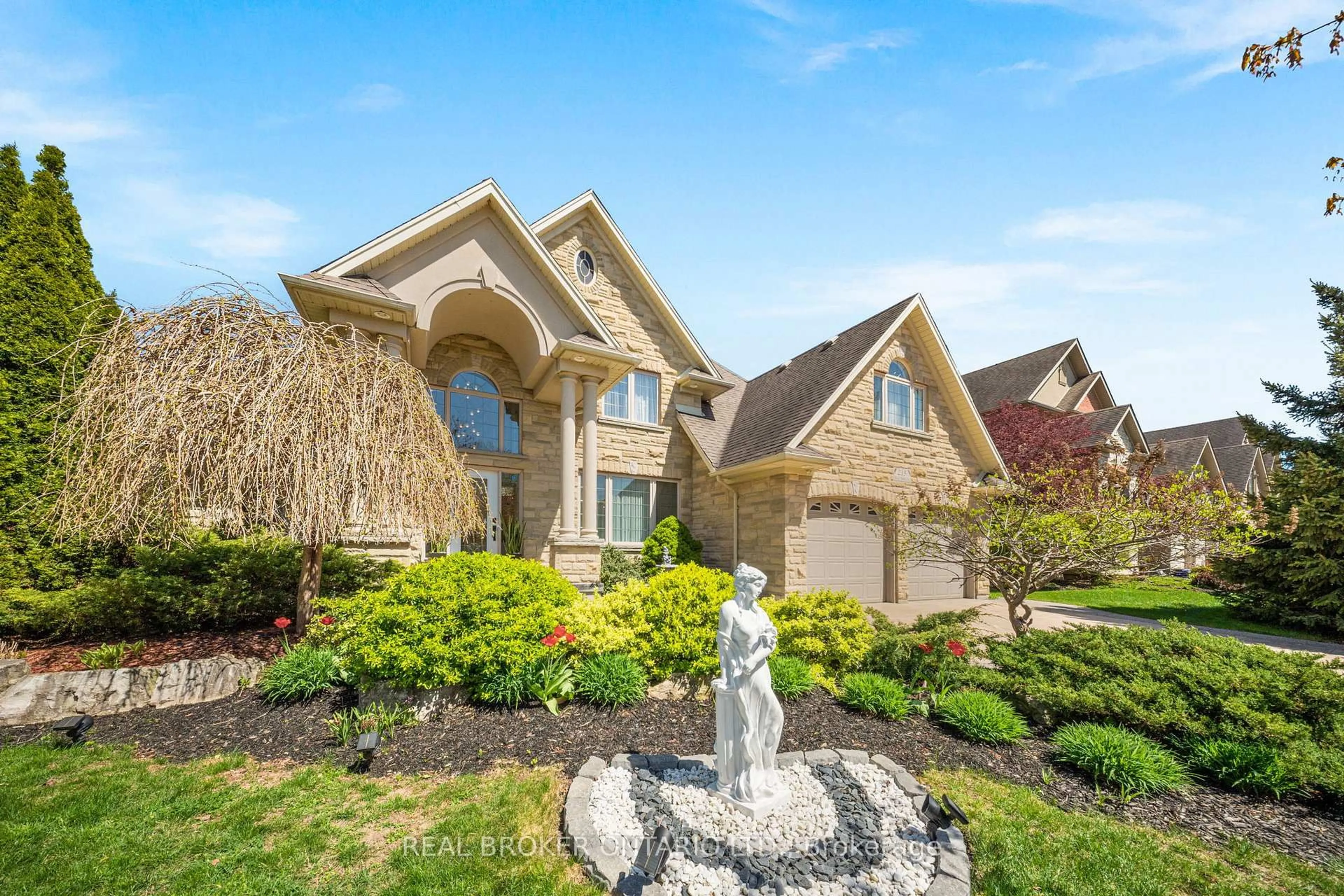 Home with vinyl exterior material, street for 215 Black Maple Crt, Kitchener Ontario N2P 2W8