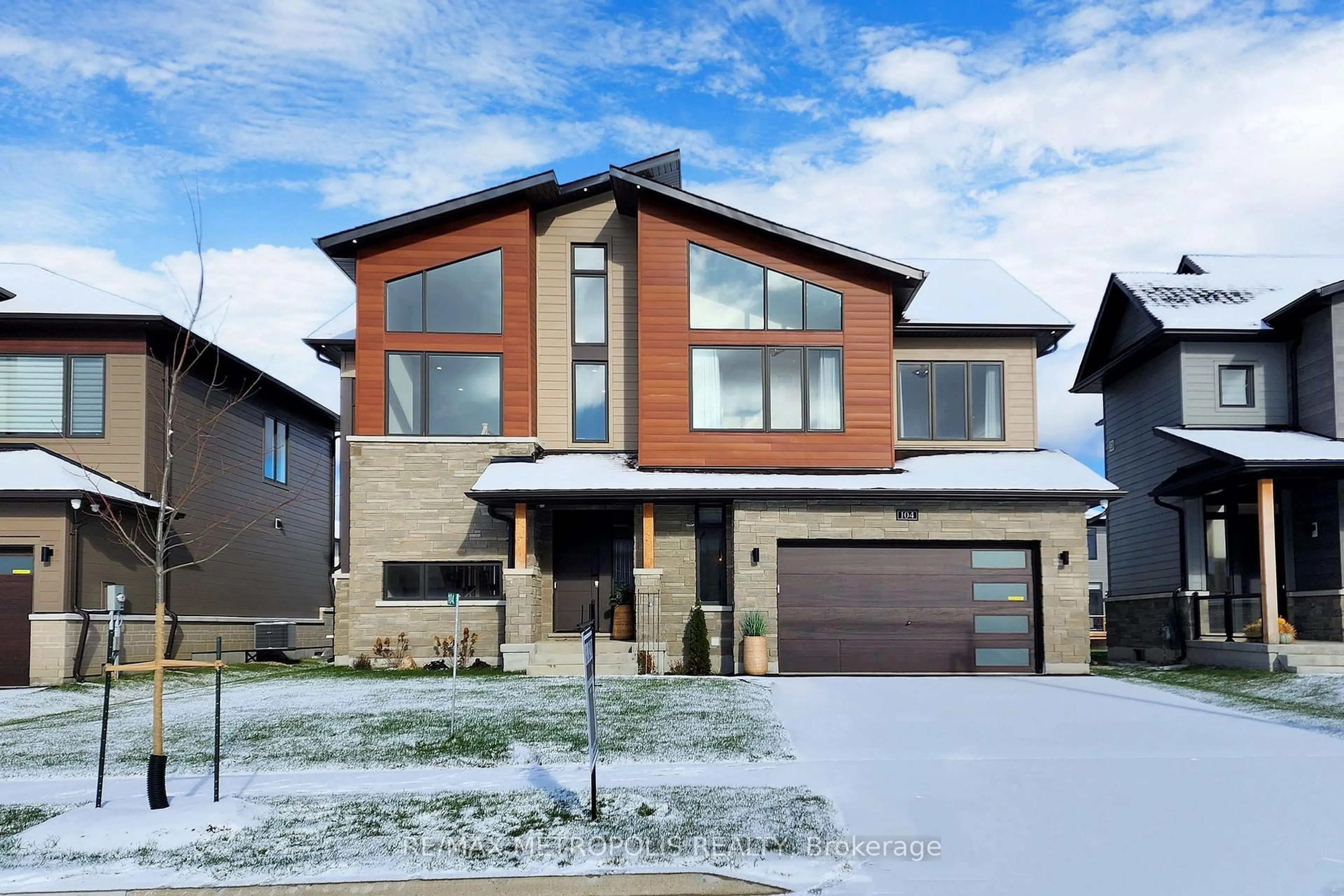 Home with brick exterior material, street for 104 Stoneleigh Dr, Blue Mountains Ontario L9Y 0V1