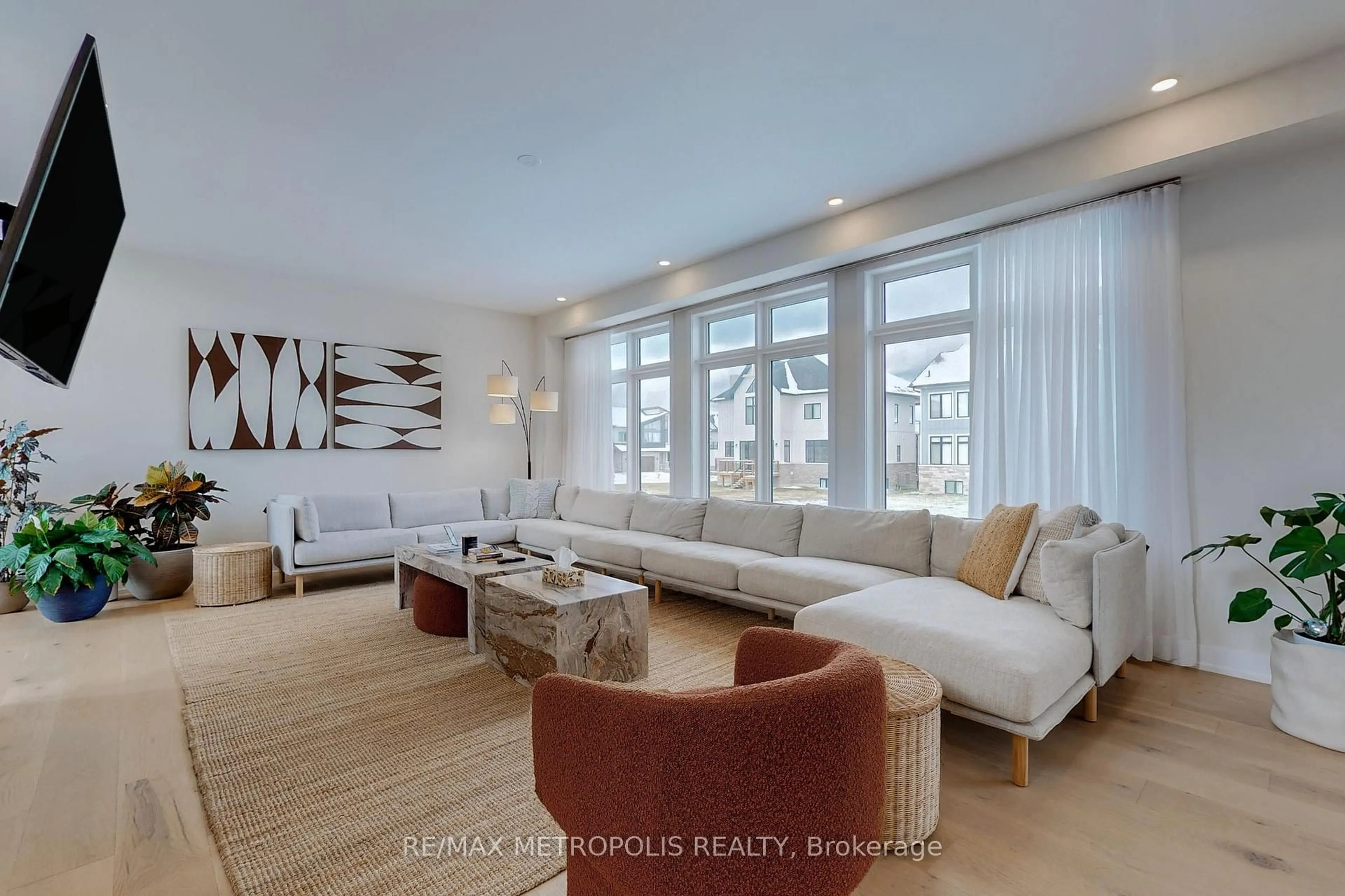 Living room with furniture, unknown for 104 Stoneleigh Dr, Blue Mountains Ontario L9Y 0V1