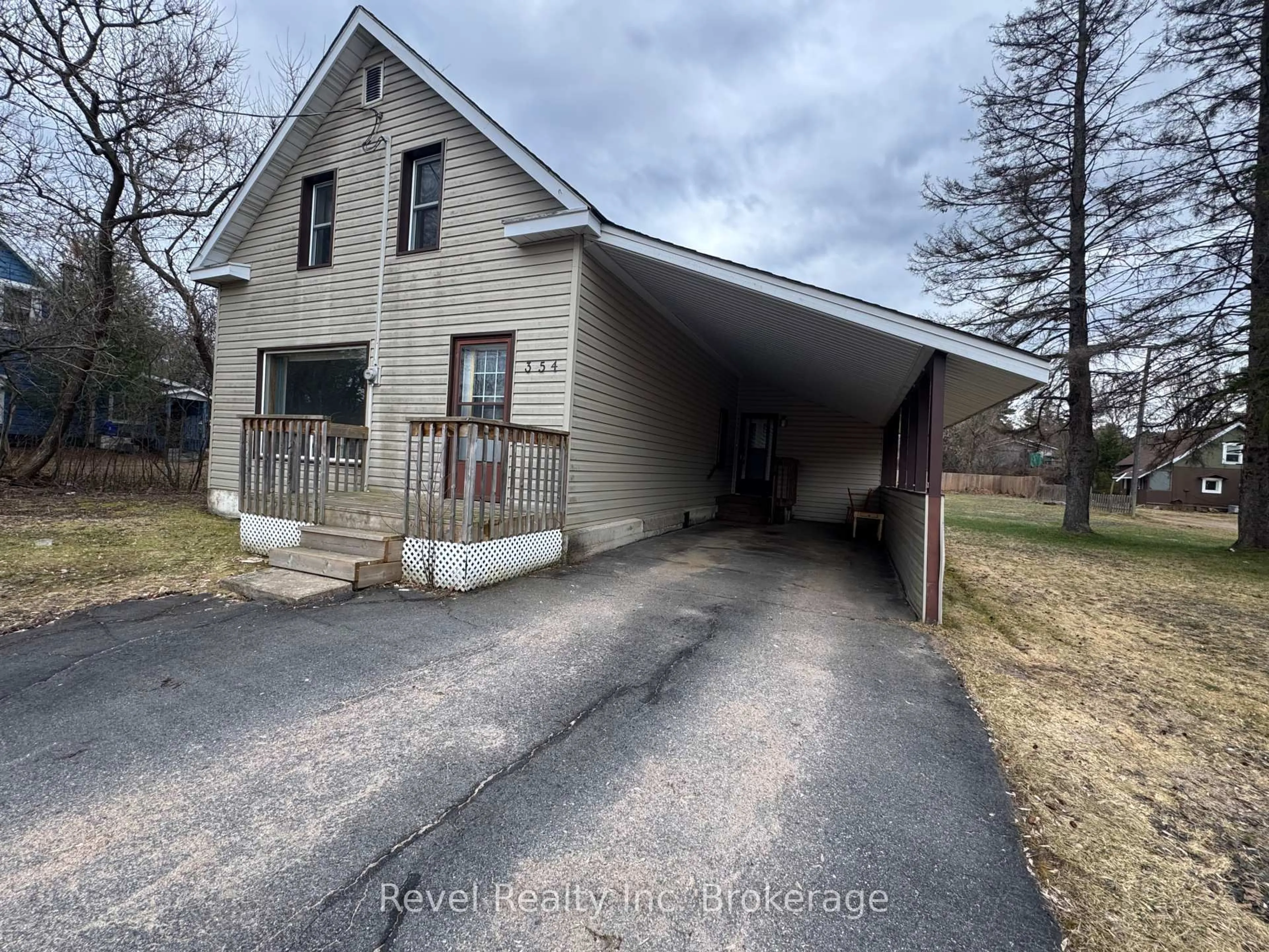 Indoor garage for 354 Poplar St, Mattawa Ontario P0H 1V0