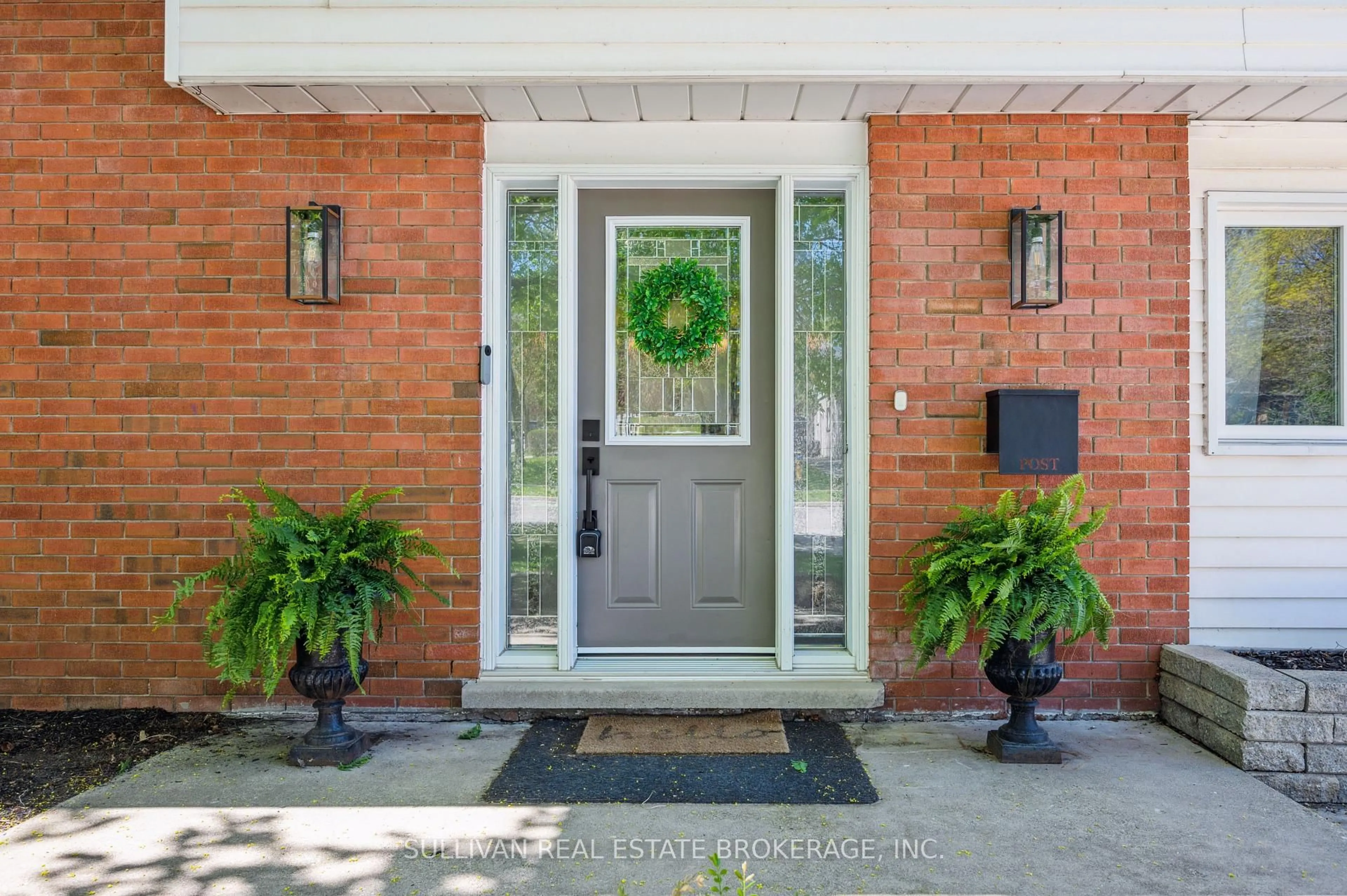 Indoor entryway for 185 Carter Ave, Waterloo Ontario N2J 3K5