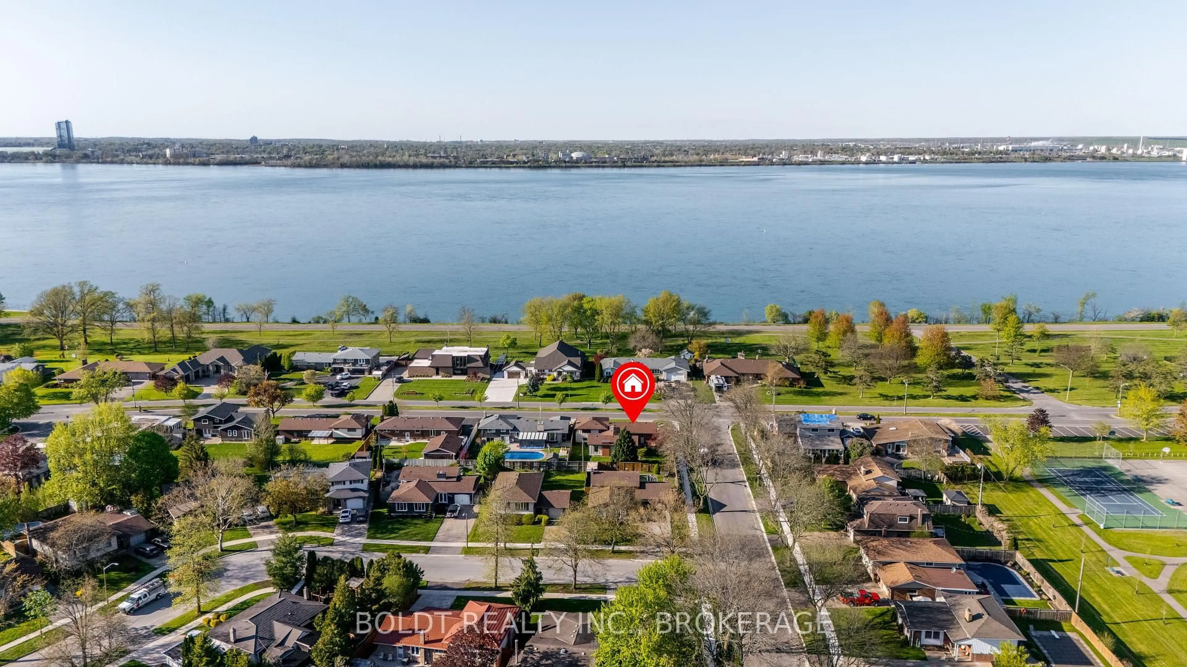A pic from outside/outdoor area/front of a property/back of a property/a pic from drone, water/lake/river/ocean view for 8143 Sarah St, Niagara Falls Ontario L2G 6T9