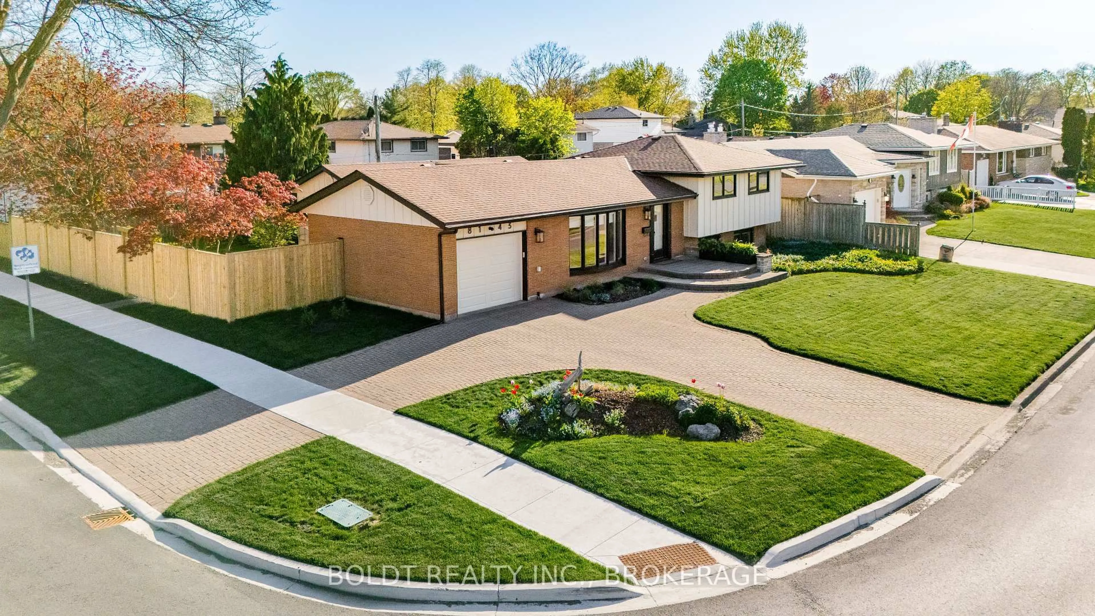 A pic from outside/outdoor area/front of a property/back of a property/a pic from drone, street for 8143 Sarah St, Niagara Falls Ontario L2G 6T9