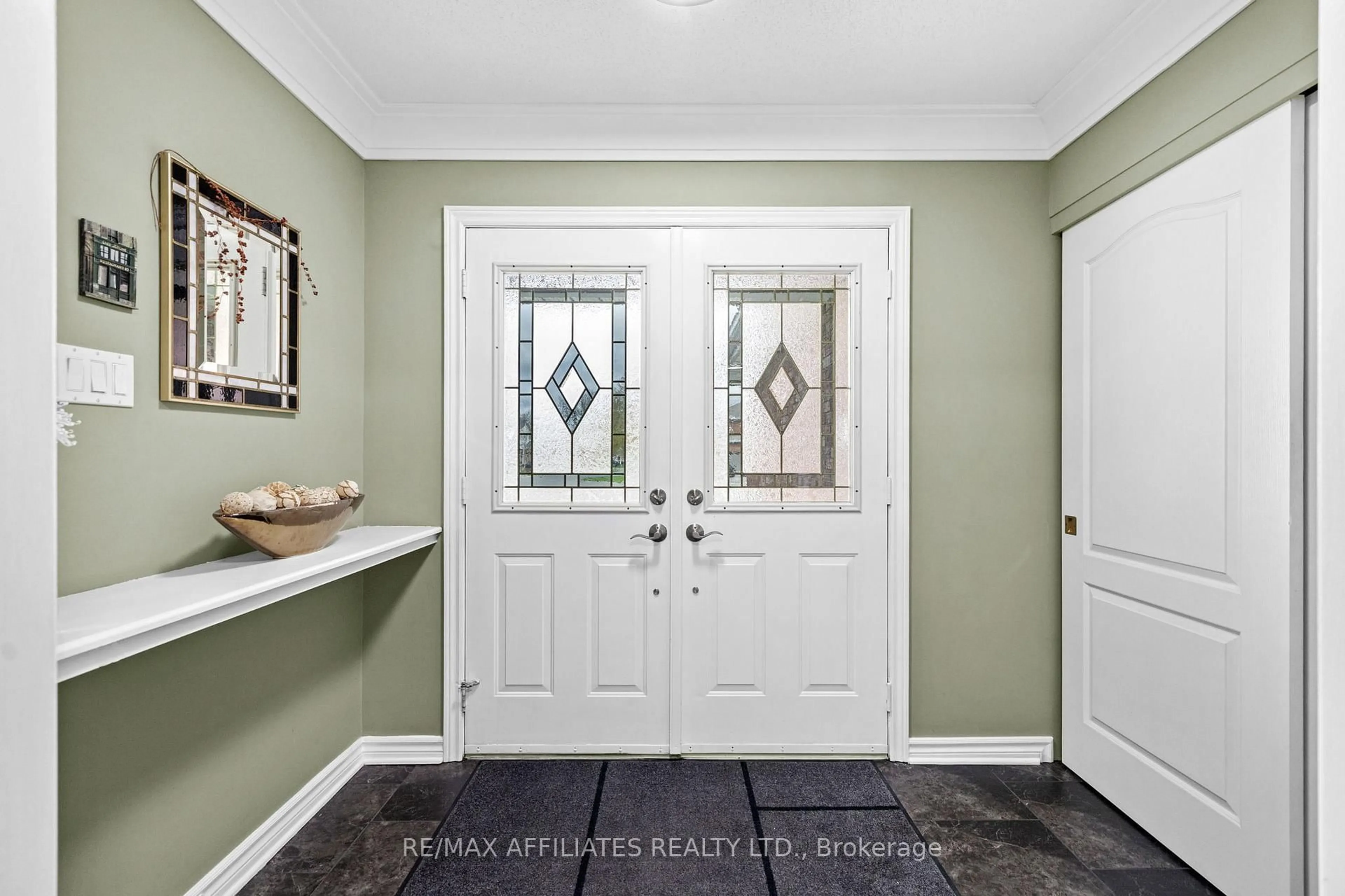 Indoor entryway for 28 Sarrazin Way, Ottawa Ontario K2J 4A5