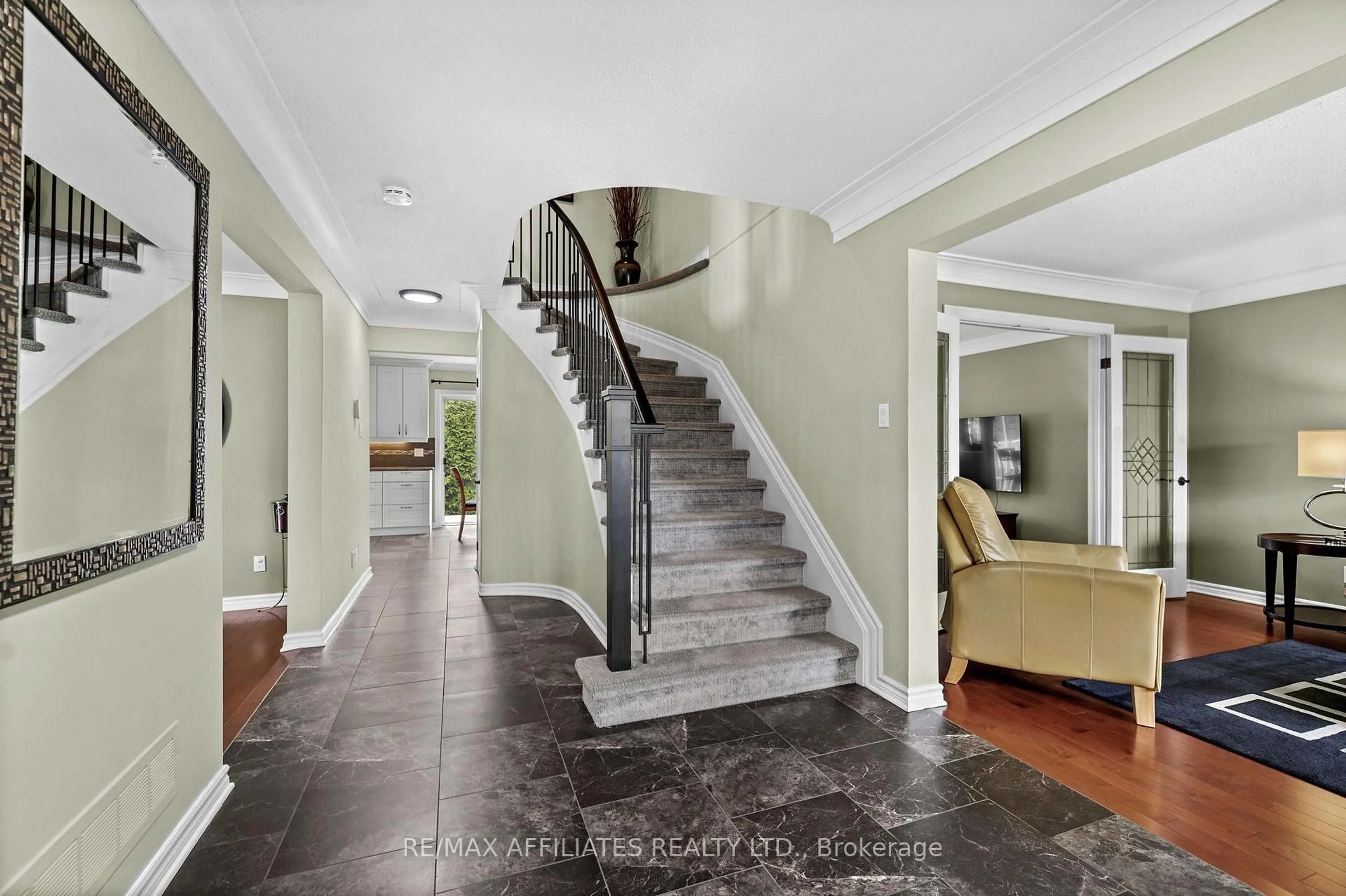 Indoor entryway for 28 Sarrazin Way, Ottawa Ontario K2J 4A5