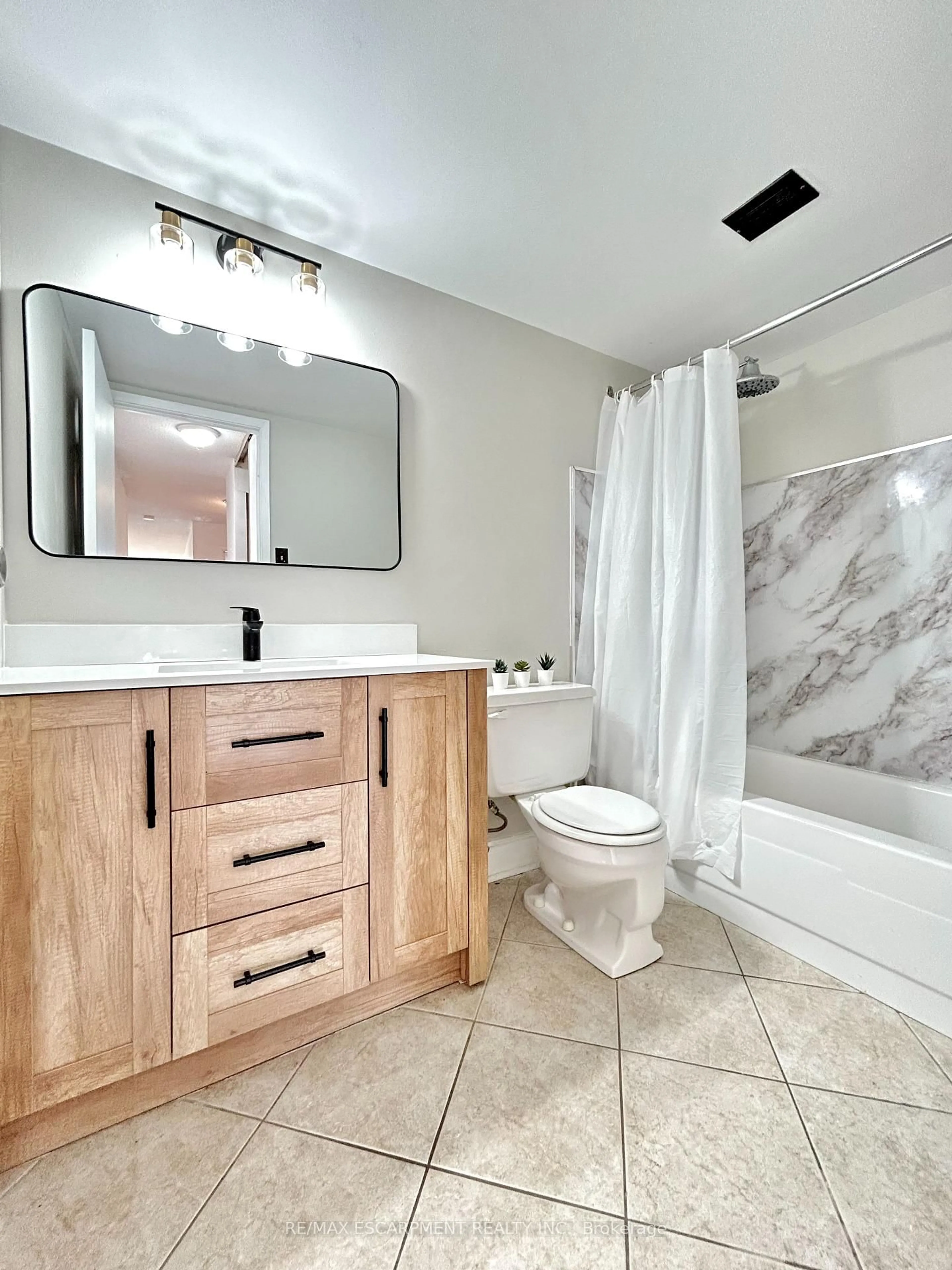 Contemporary bathroom, ceramic/tile floor for 75 QUEEN St #603, Hamilton Ontario L8R 3J3