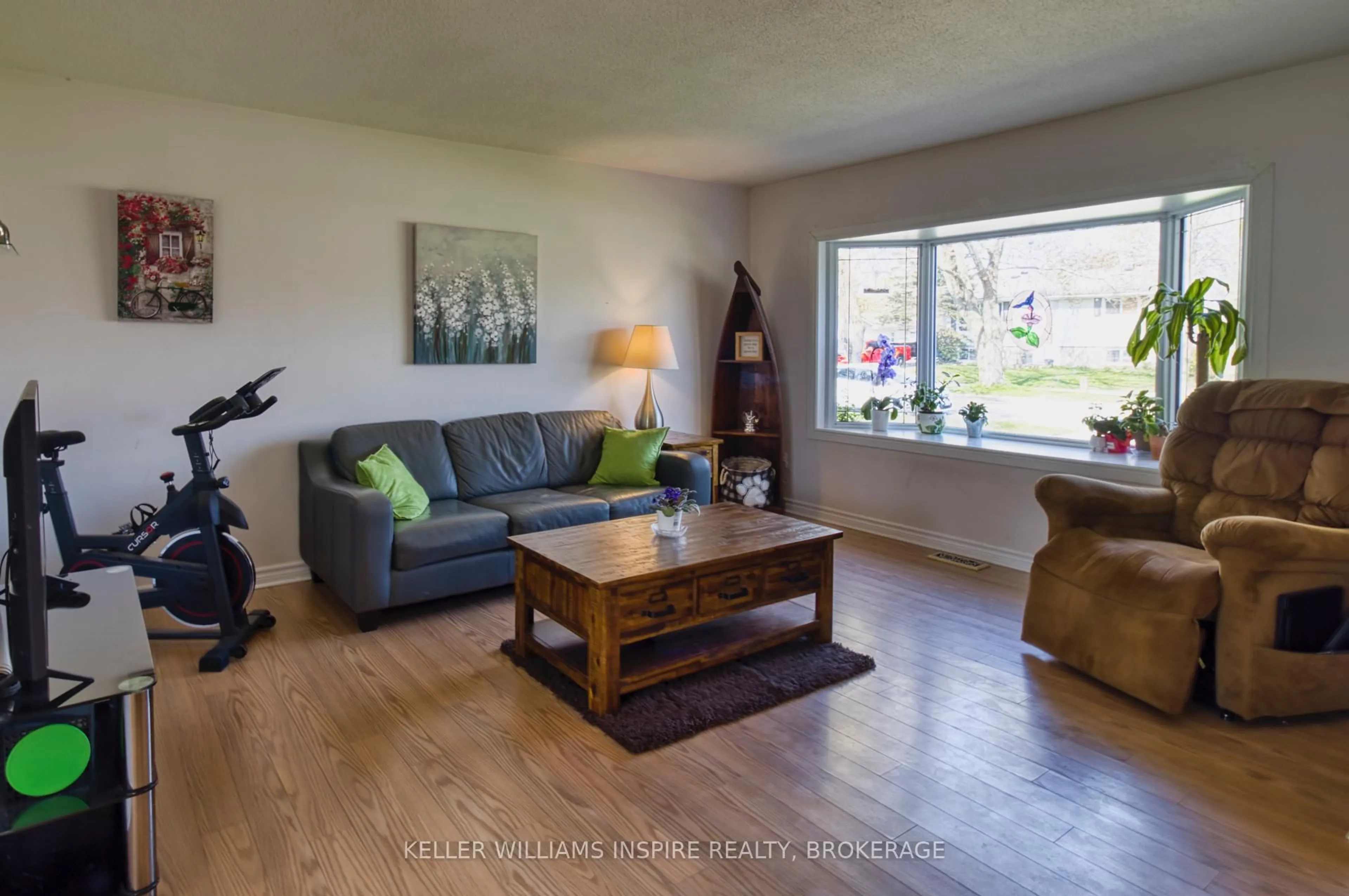 Living room with furniture, wood/laminate floor for 777 Clark Cres, Kingston Ontario K7M 6E7
