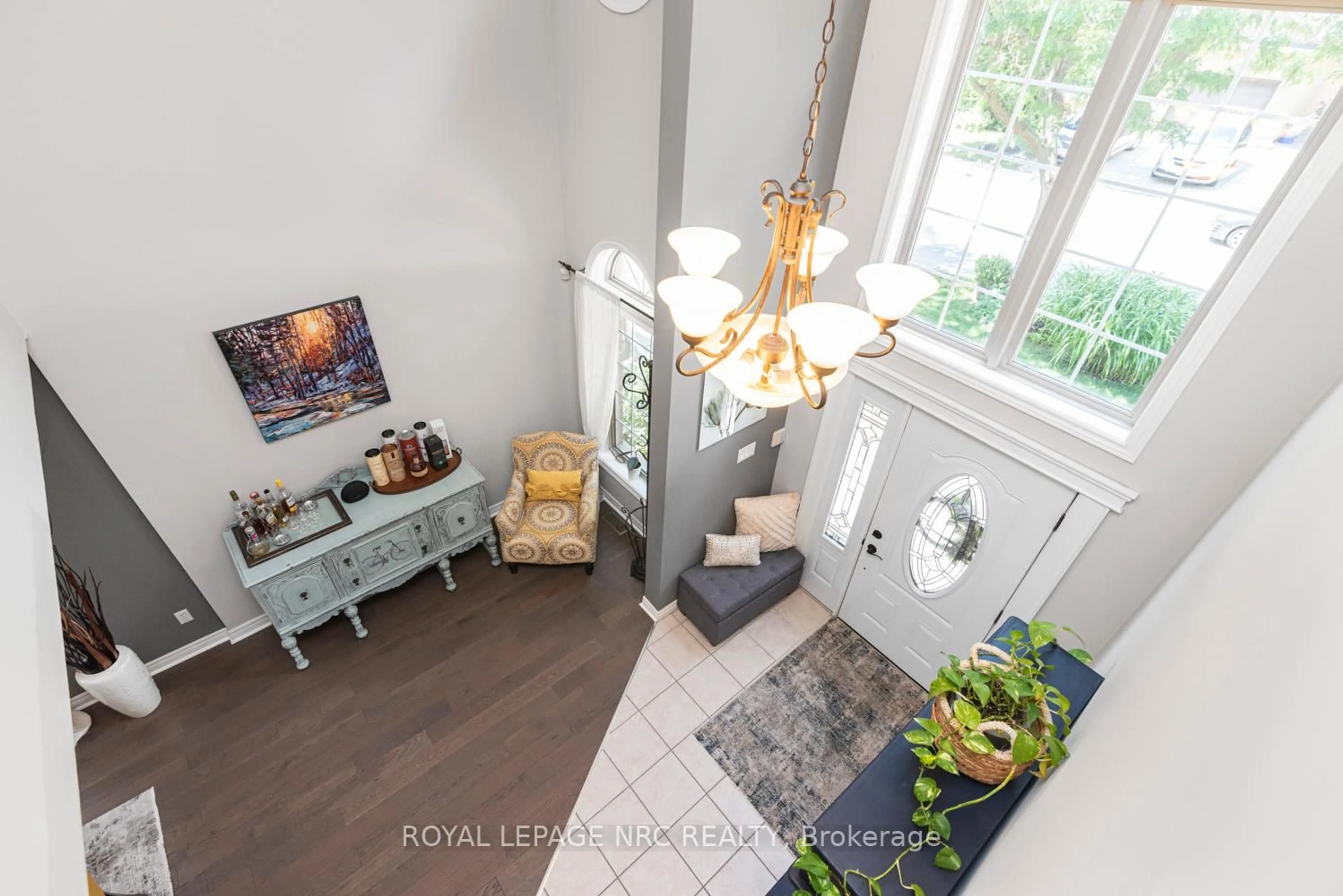 Indoor entryway for 54 Stonepine Cres, Hamilton Ontario L9C 7T7