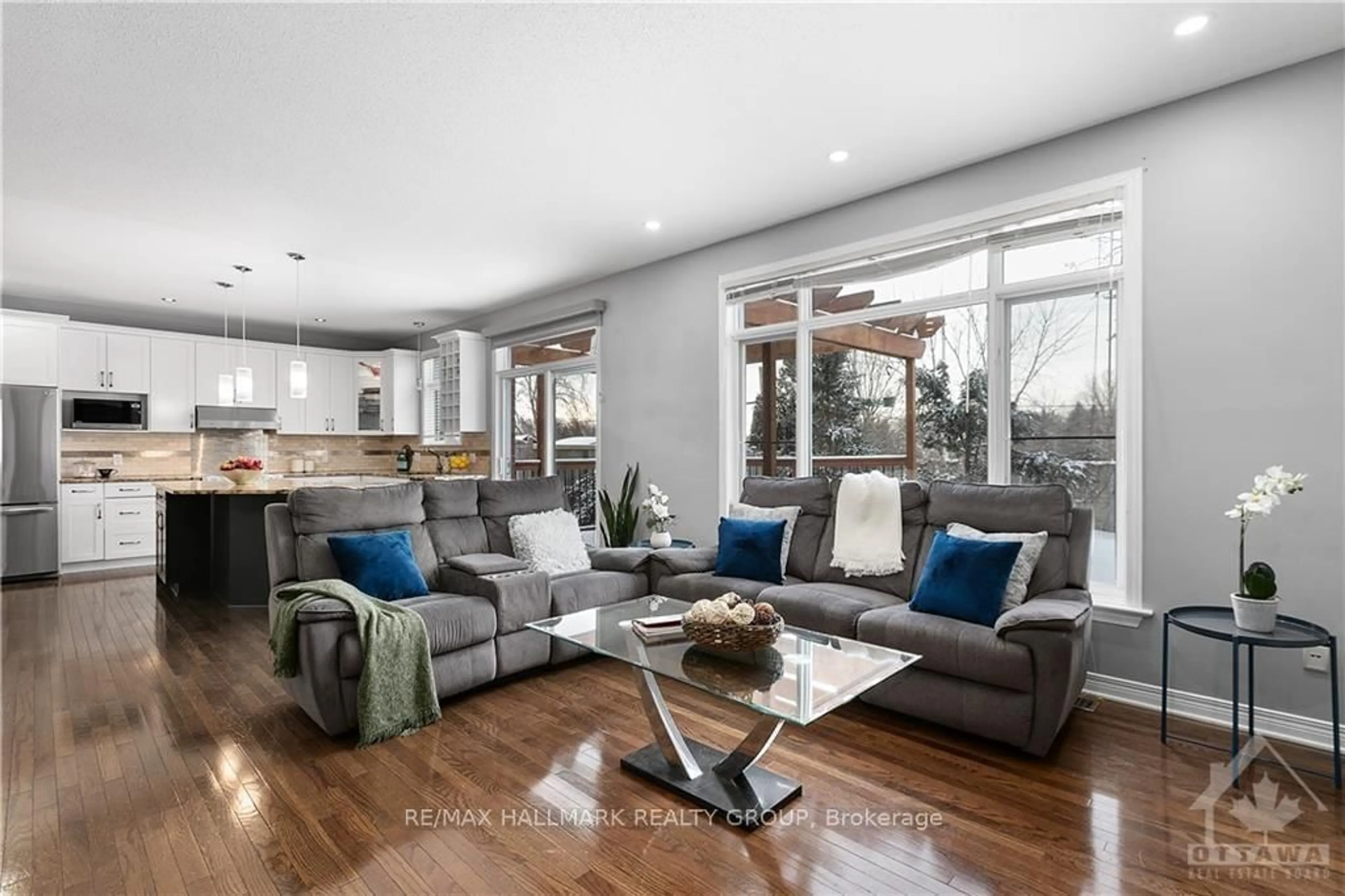 Living room with furniture, unknown for 4464 Shoreline Dr, Ottawa Ontario K1V 1R7