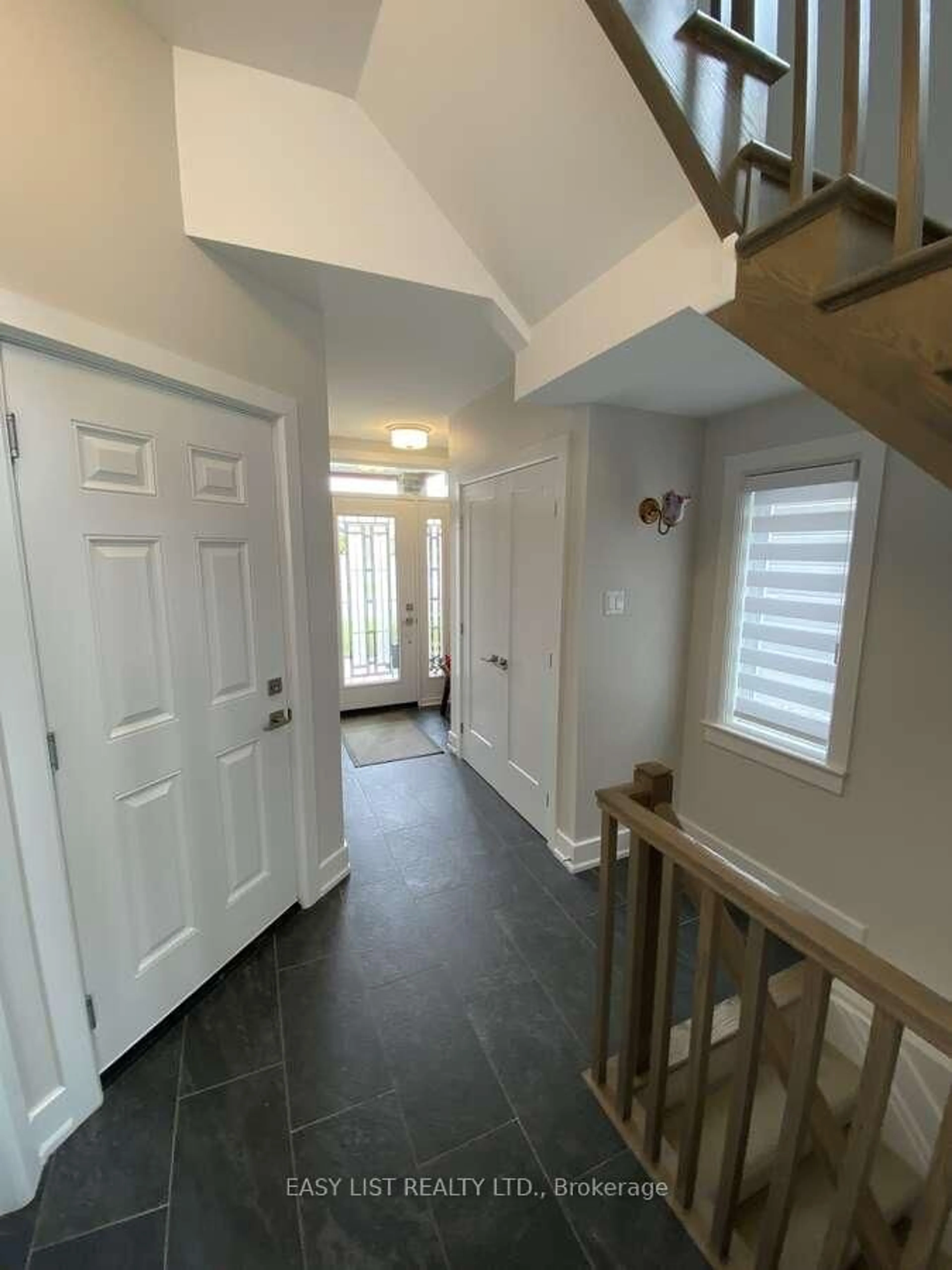 Indoor entryway for 732 Cap Diamant Way, Orleans Ontario K4A 1J9