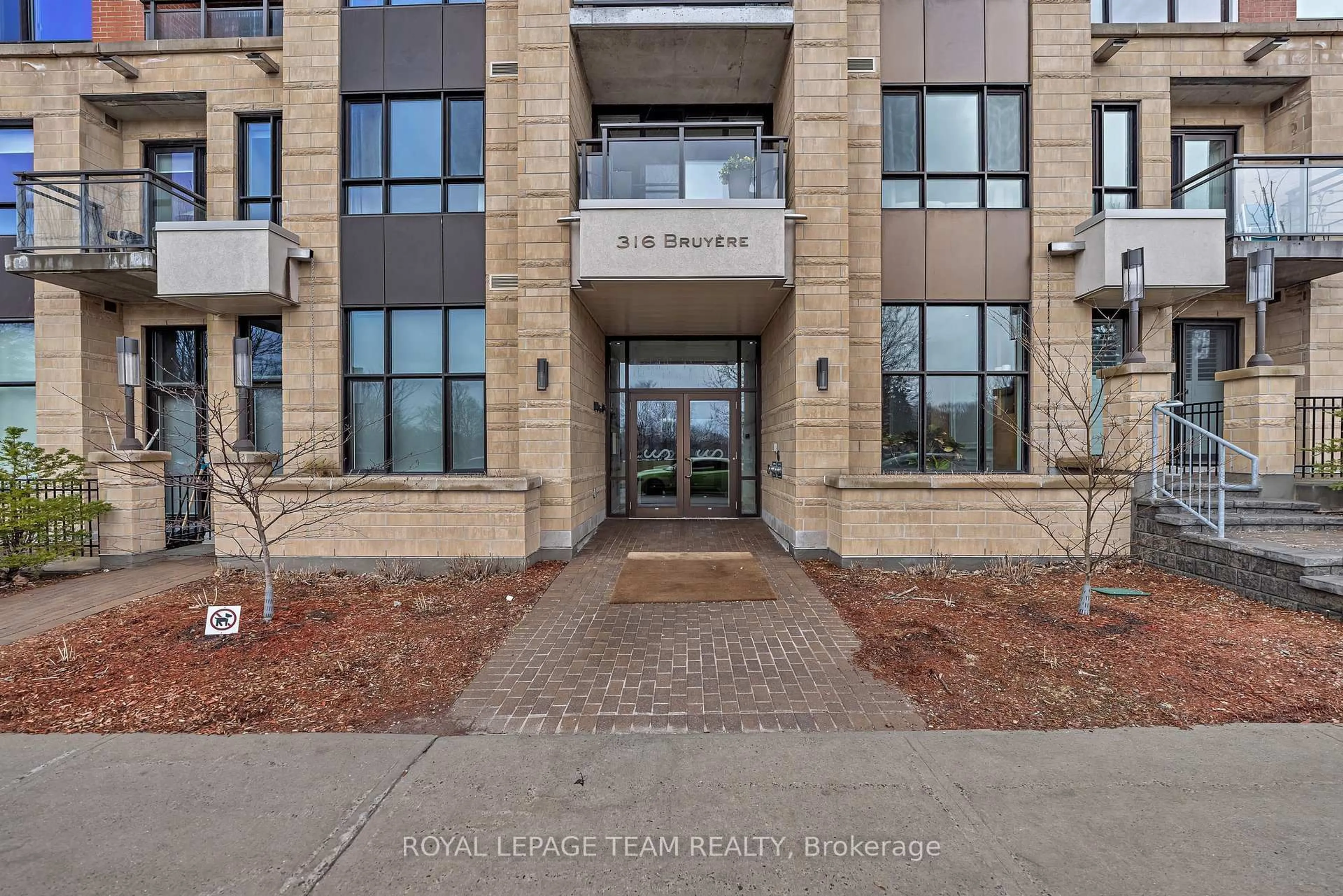 Indoor entryway for 316 Bruyere St #319, Ottawa Ontario K1N 5E7