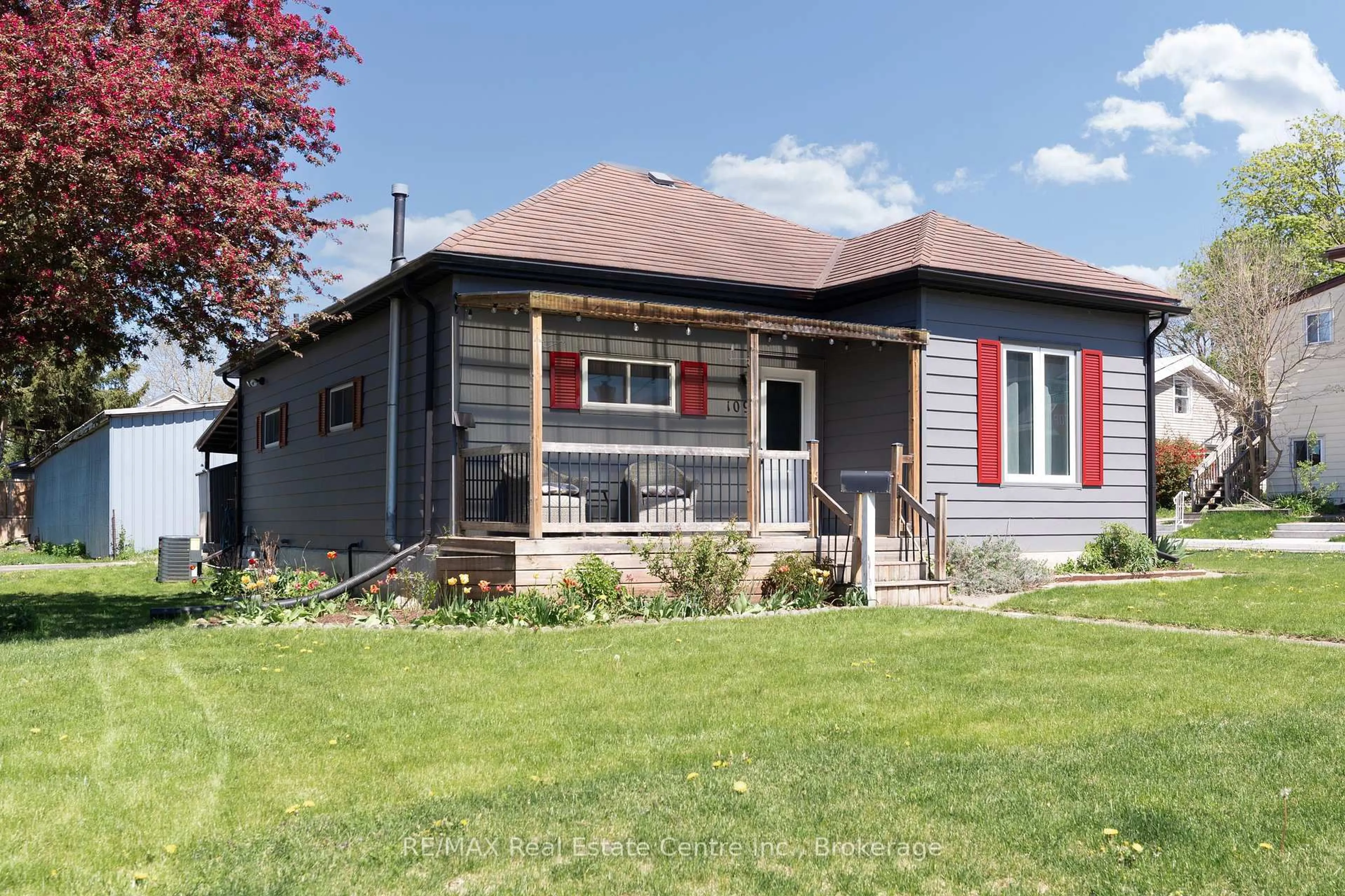 Home with vinyl exterior material, street for 109 Carroll St, Ingersoll Ontario N5C 1W1