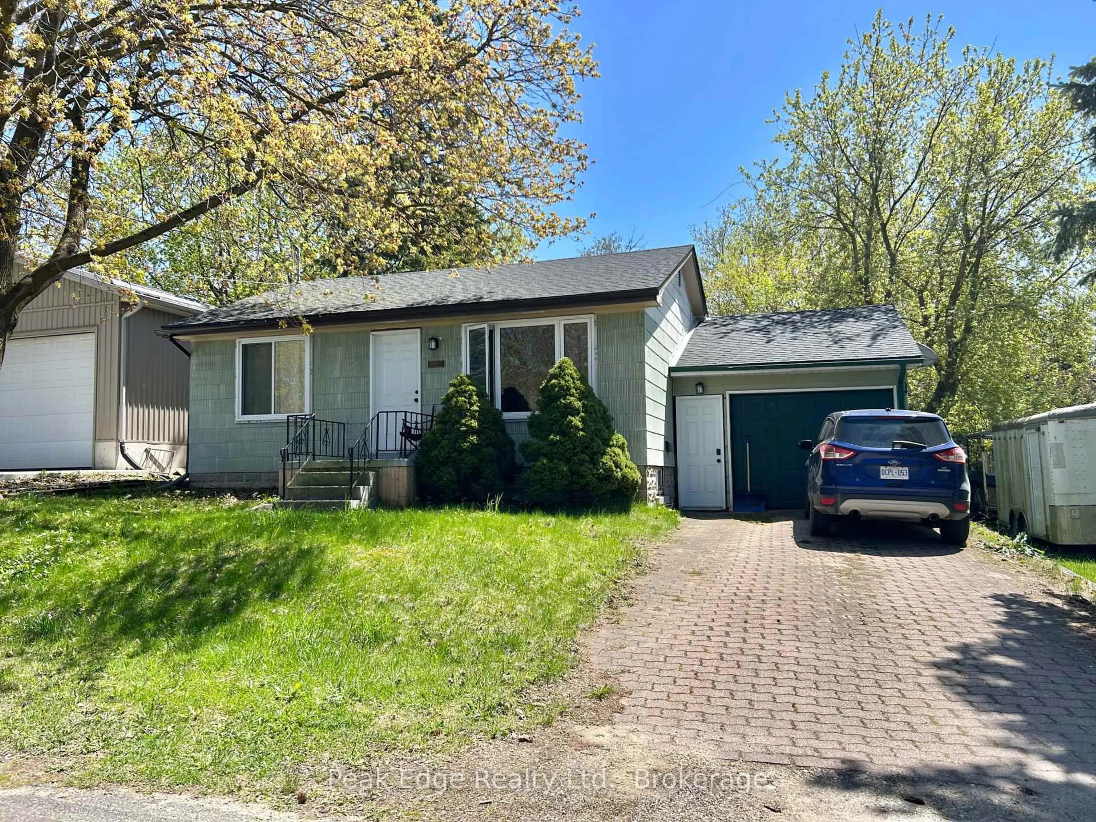 Home with vinyl exterior material, street for 357 8th St, Hanover Ontario N4N 1J9