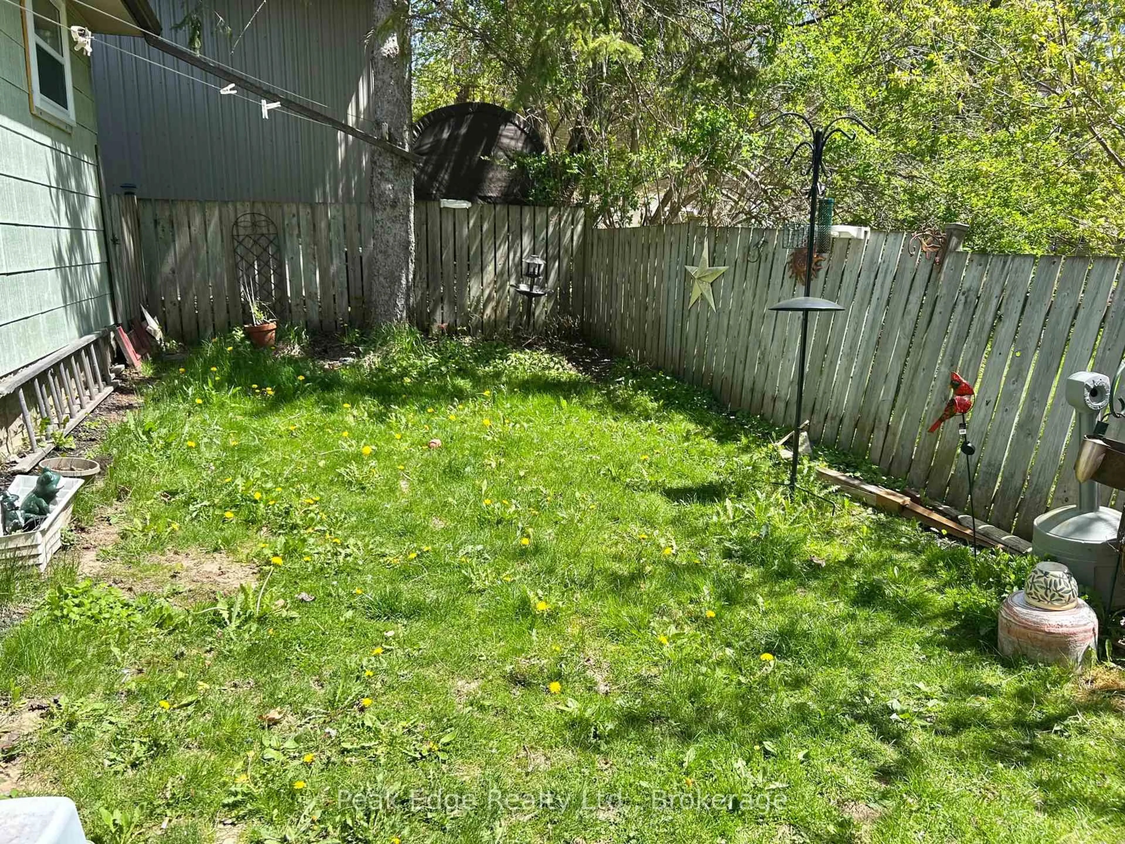 A pic from outside/outdoor area/front of a property/back of a property/a pic from drone, unknown for 357 8th St, Hanover Ontario N4N 1J9
